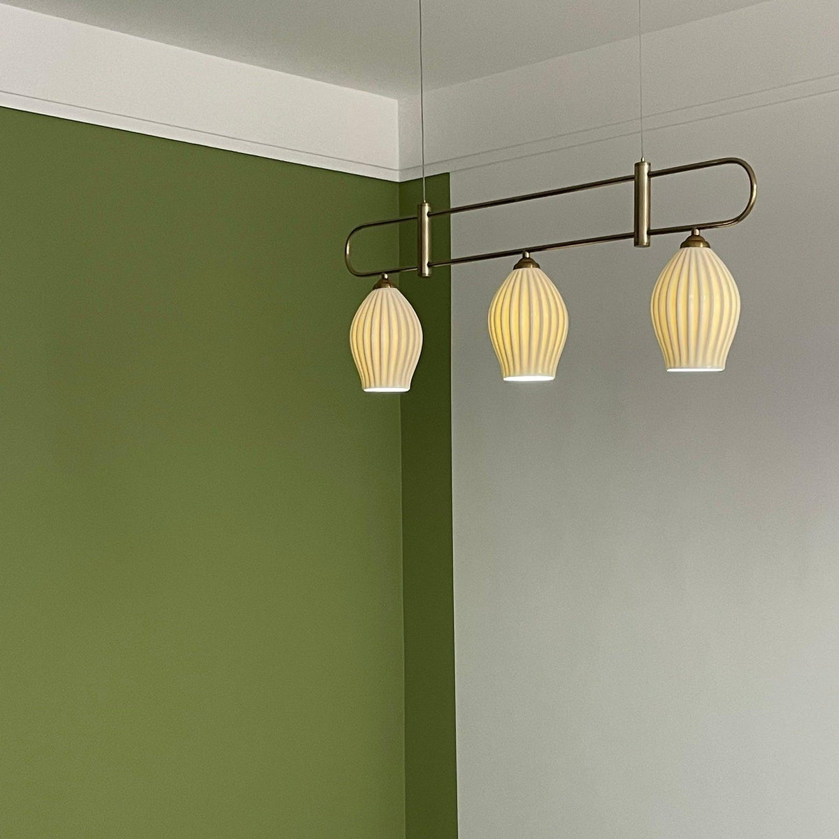 Arlirir moderne hanglamp met minimalistisch kunstwerk in keramiek