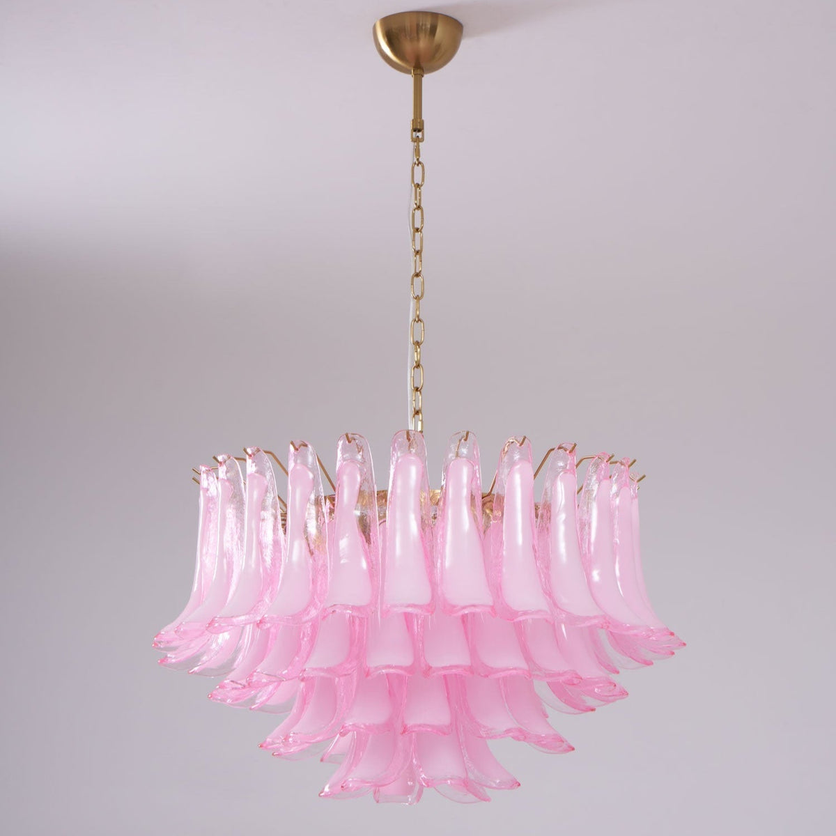 Lioroaria kroonluchter met gelaagde roze glazen bloemblaadjes, goudkleurige afwerking