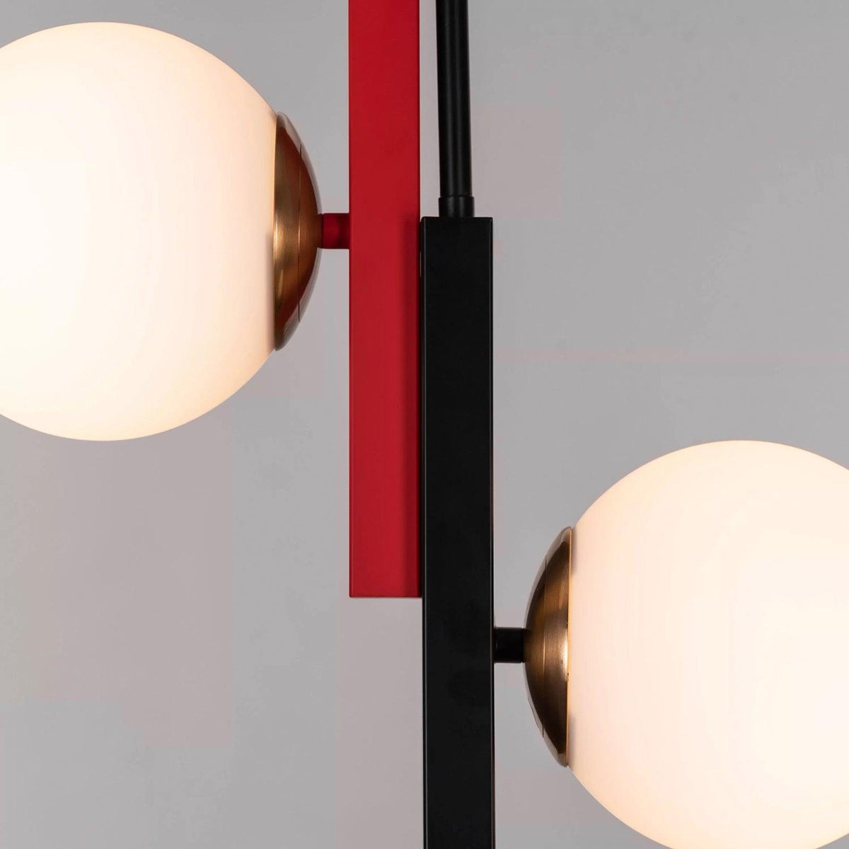 Veveny hanglamp met dubbele bollen en lineaire balken in geometrische stijl