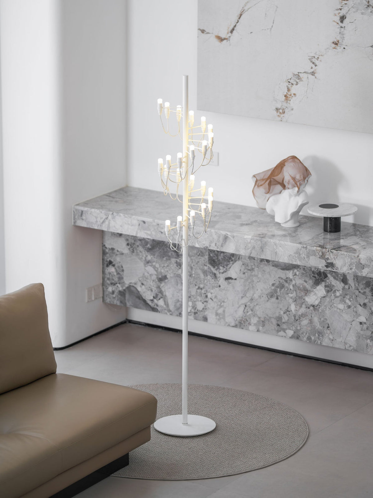 Olliryra sculpturale vloerlamp van staal