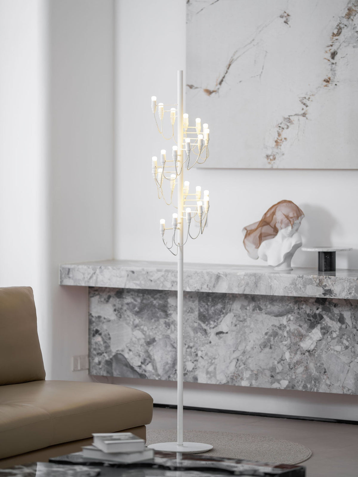 Olliryra sculpturale vloerlamp van staal
