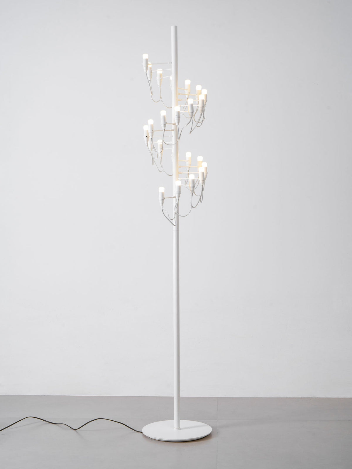 Olliryra sculpturale vloerlamp van staal