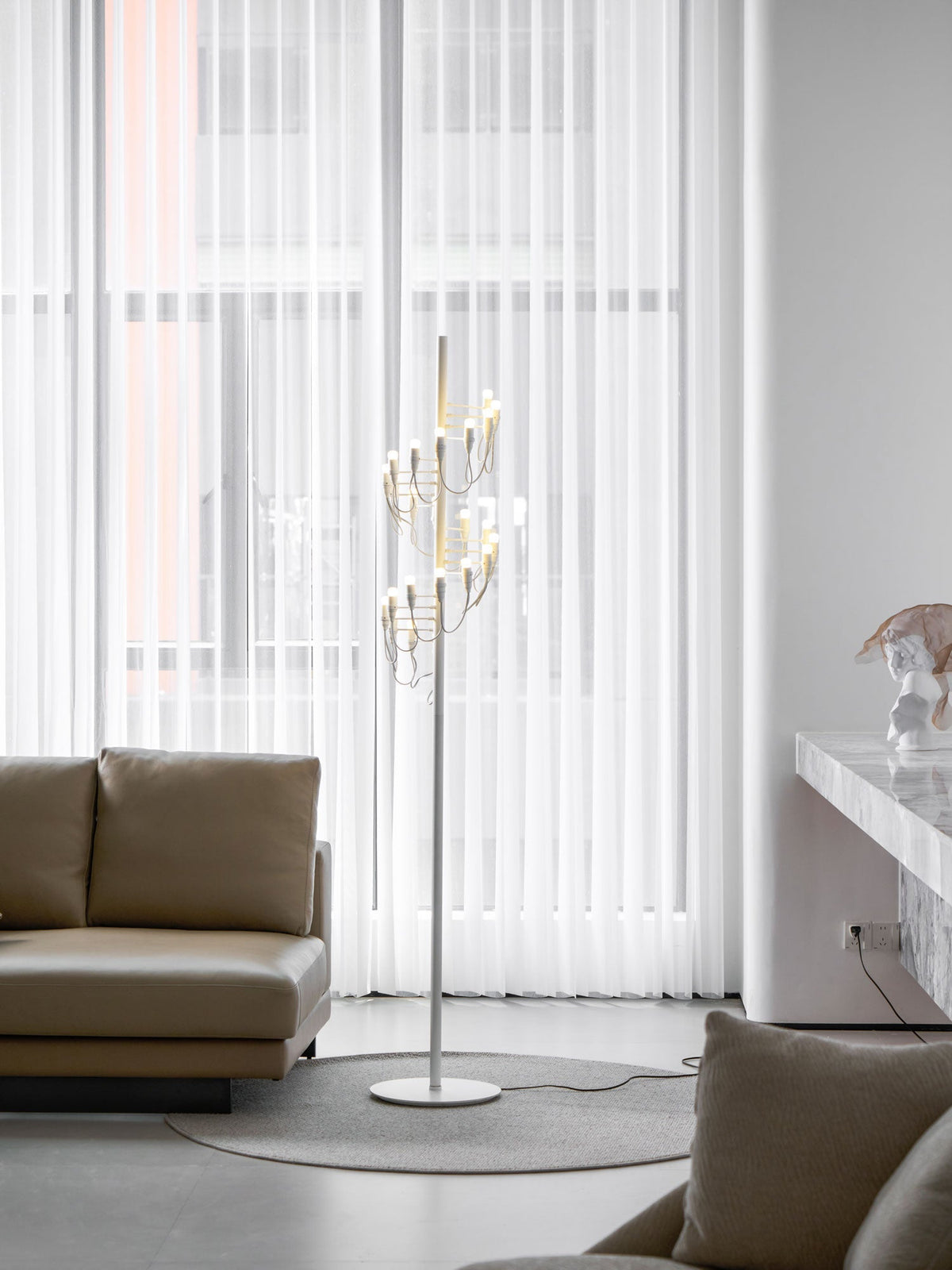 Olliryra sculpturale vloerlamp van staal