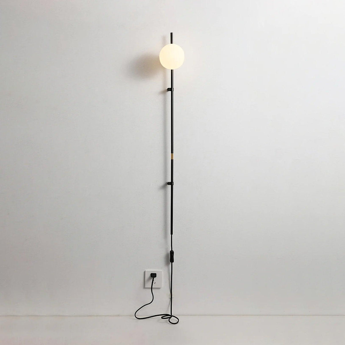 Curaeion Moderne minimalistische wandlamp met glas en stekker
