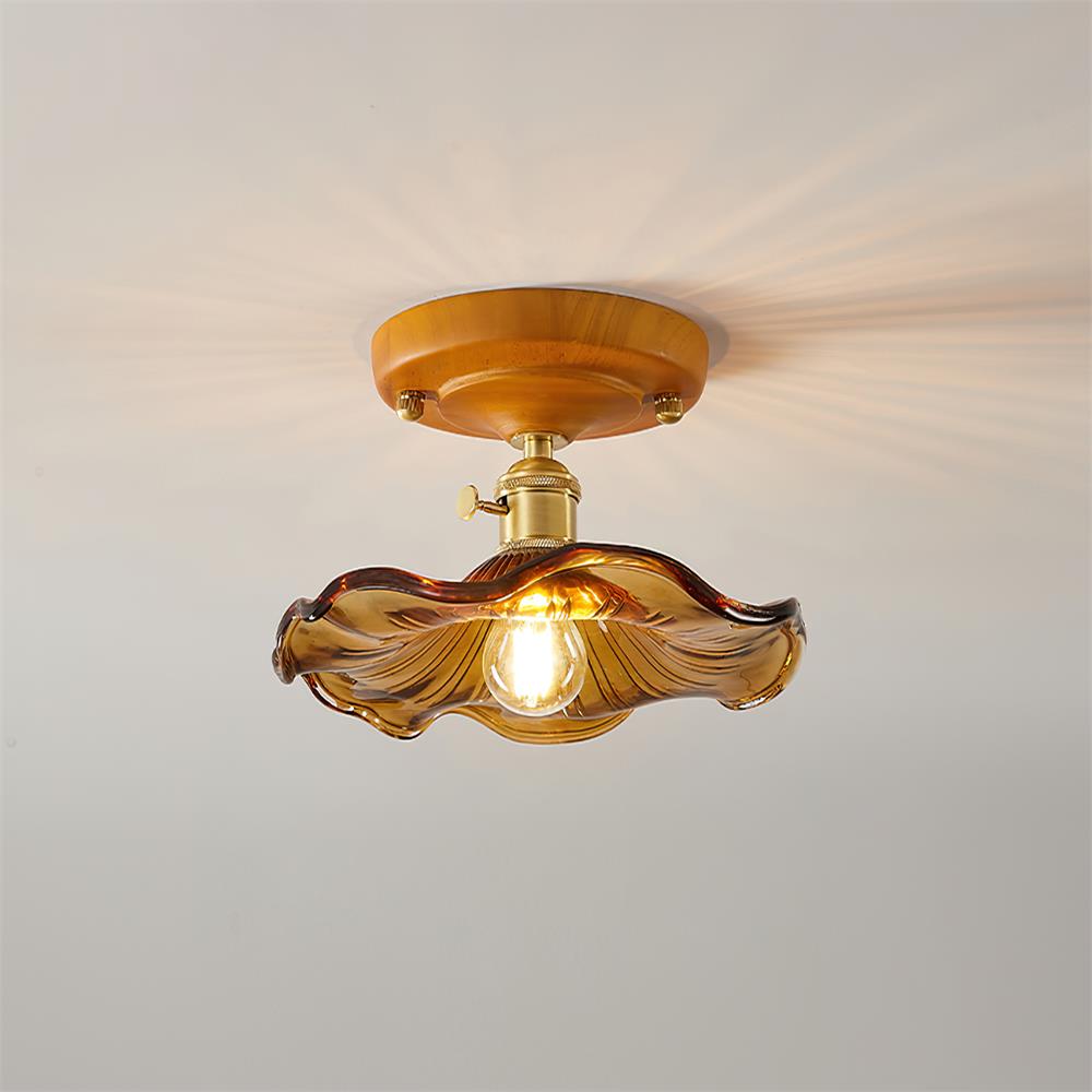 Plafondlamp met houten plafondkap, messing en glazen lampenkap in vintage bloemmotief voor landelijke stijl