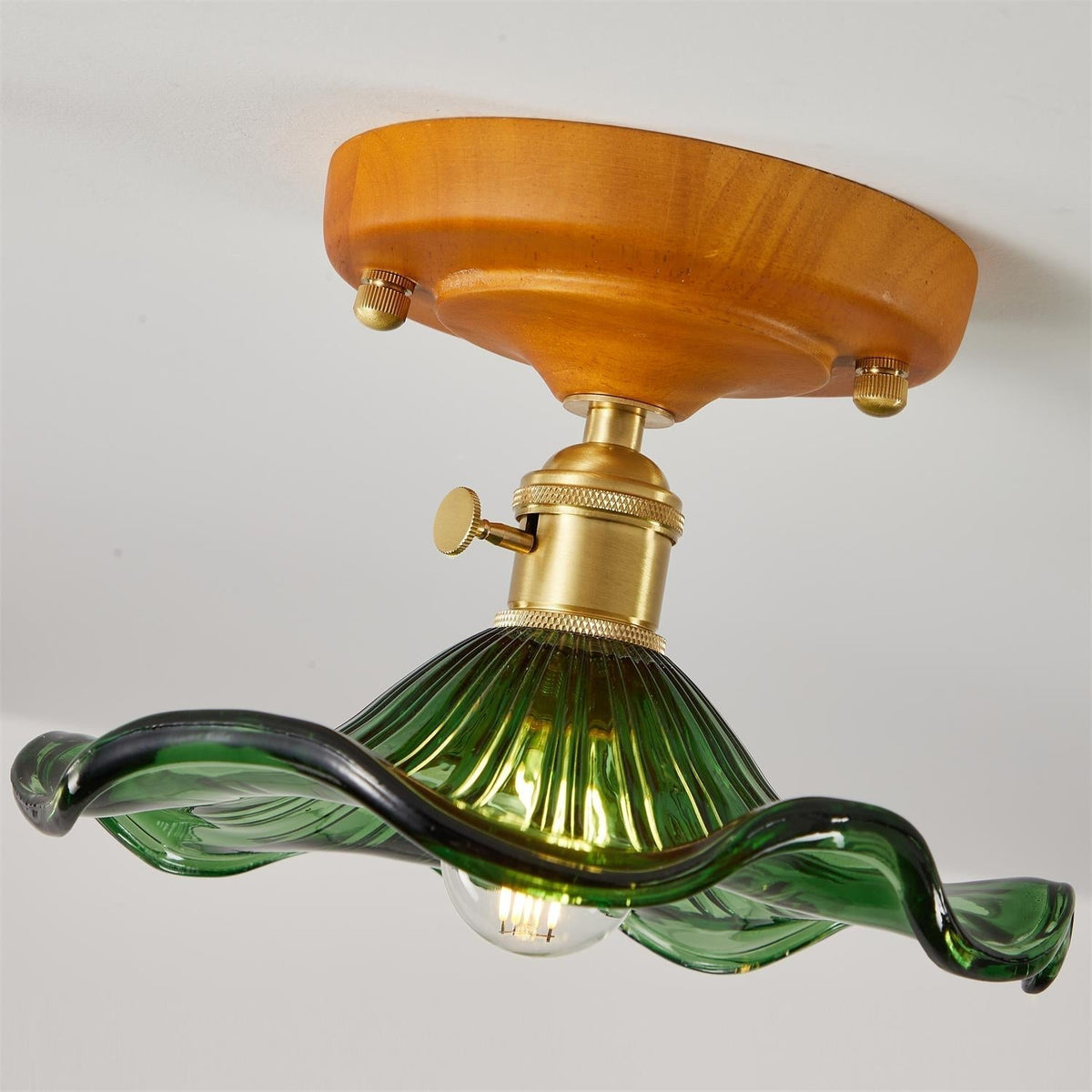 Plafondlamp met houten plafondkap, messing en glazen lampenkap in vintage bloemmotief voor landelijke stijl