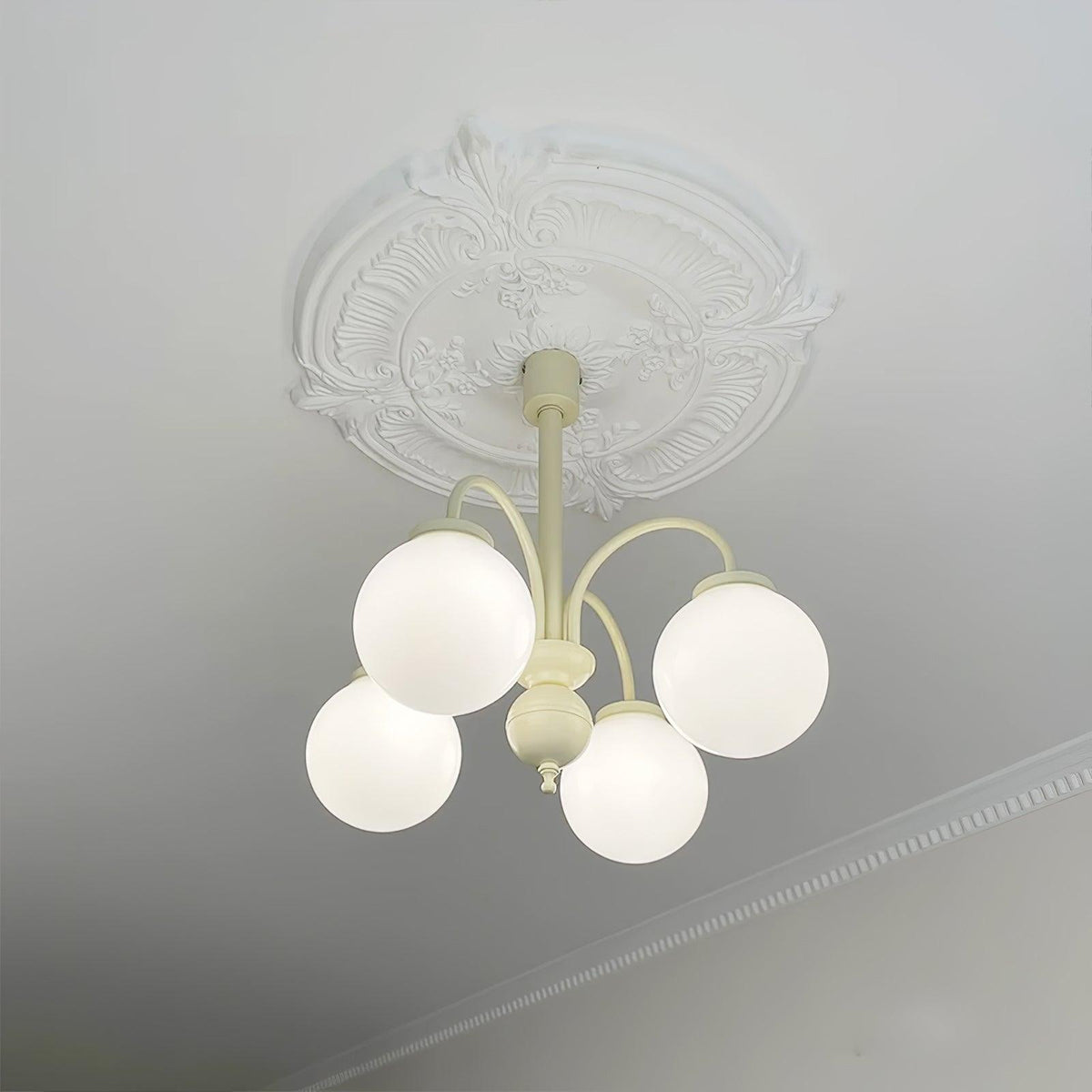 Velaora kroonluchter met crèmekleurige glazen bollen