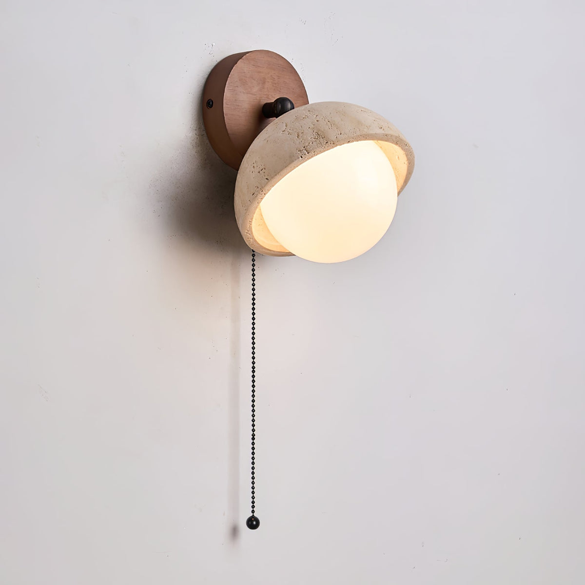 Cavix wandlamp met halve maan van geel travertin en walnoothout