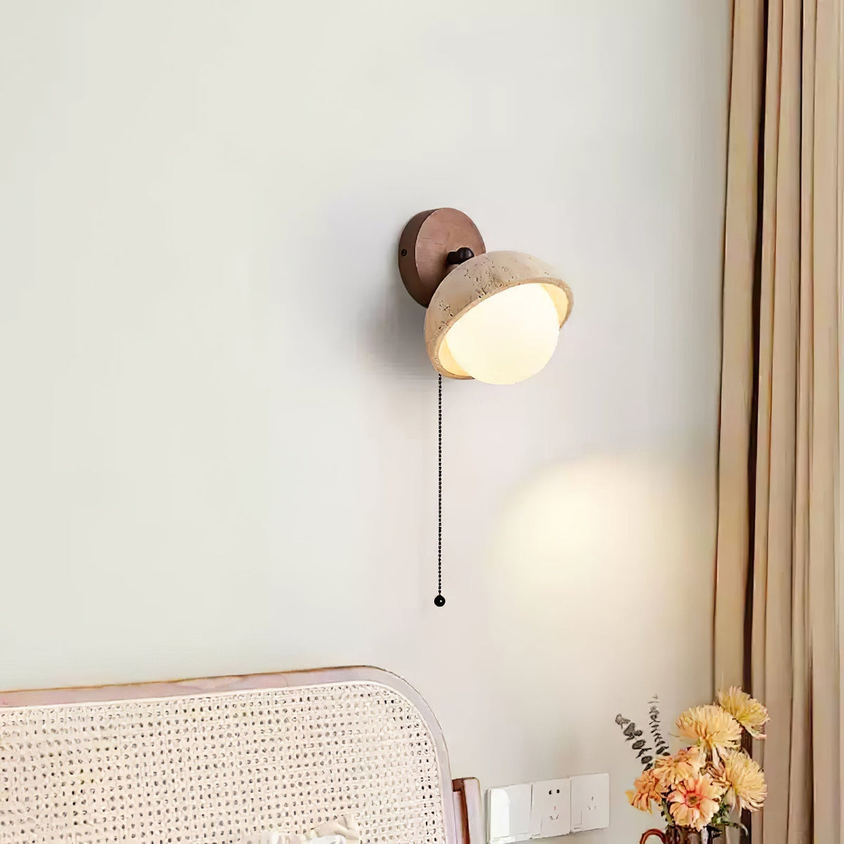 Cavix wandlamp met halve maan van geel travertin en walnoothout