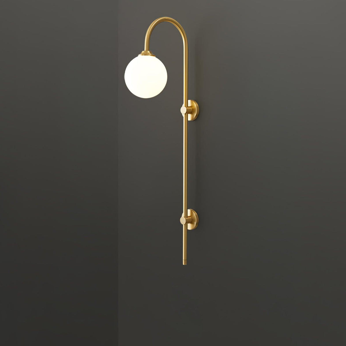 Nyvaris moderne minimalistische wandlamp met bolvormig glazen kap in messing