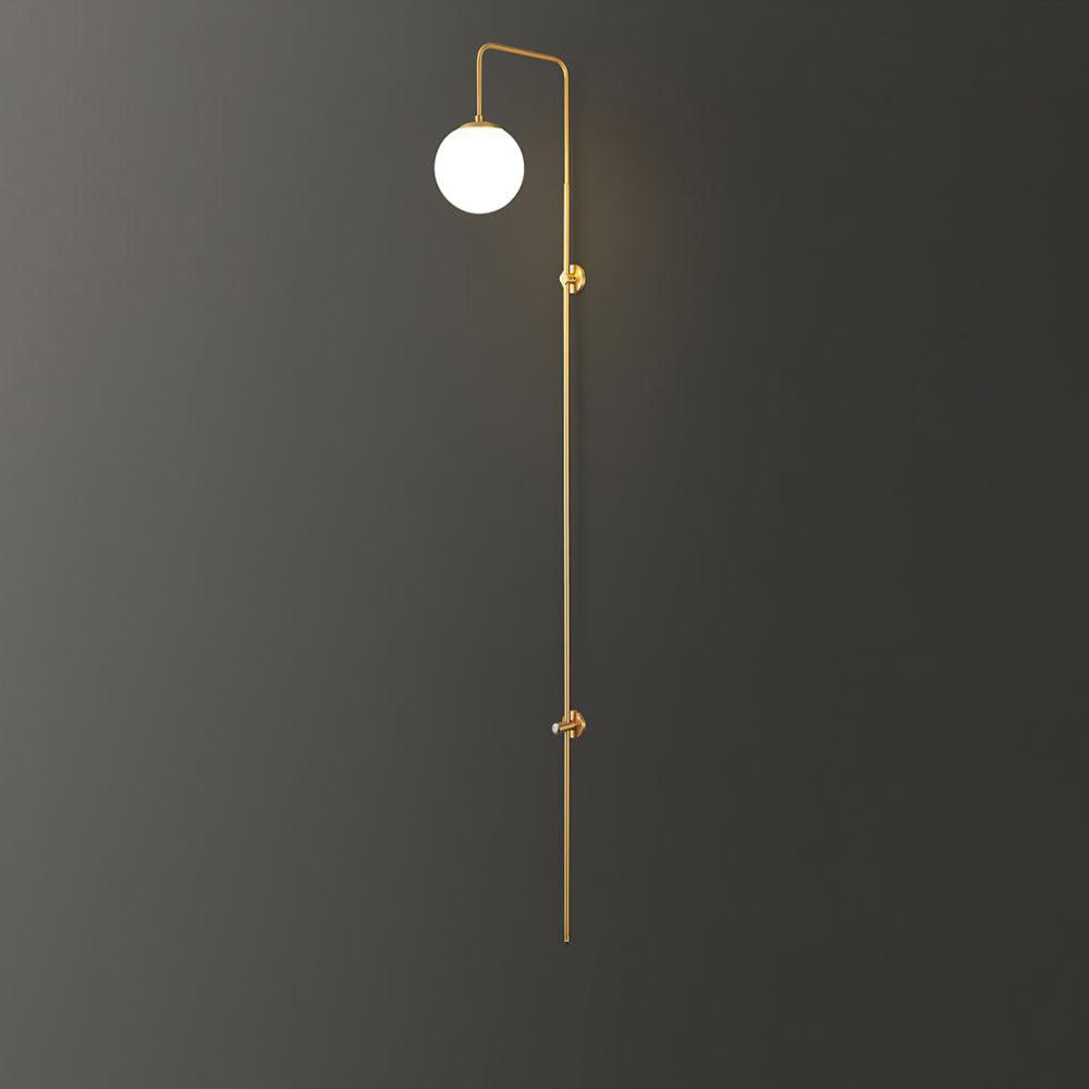 Nyvaris moderne minimalistische wandlamp met bolvormig glazen kap in messing