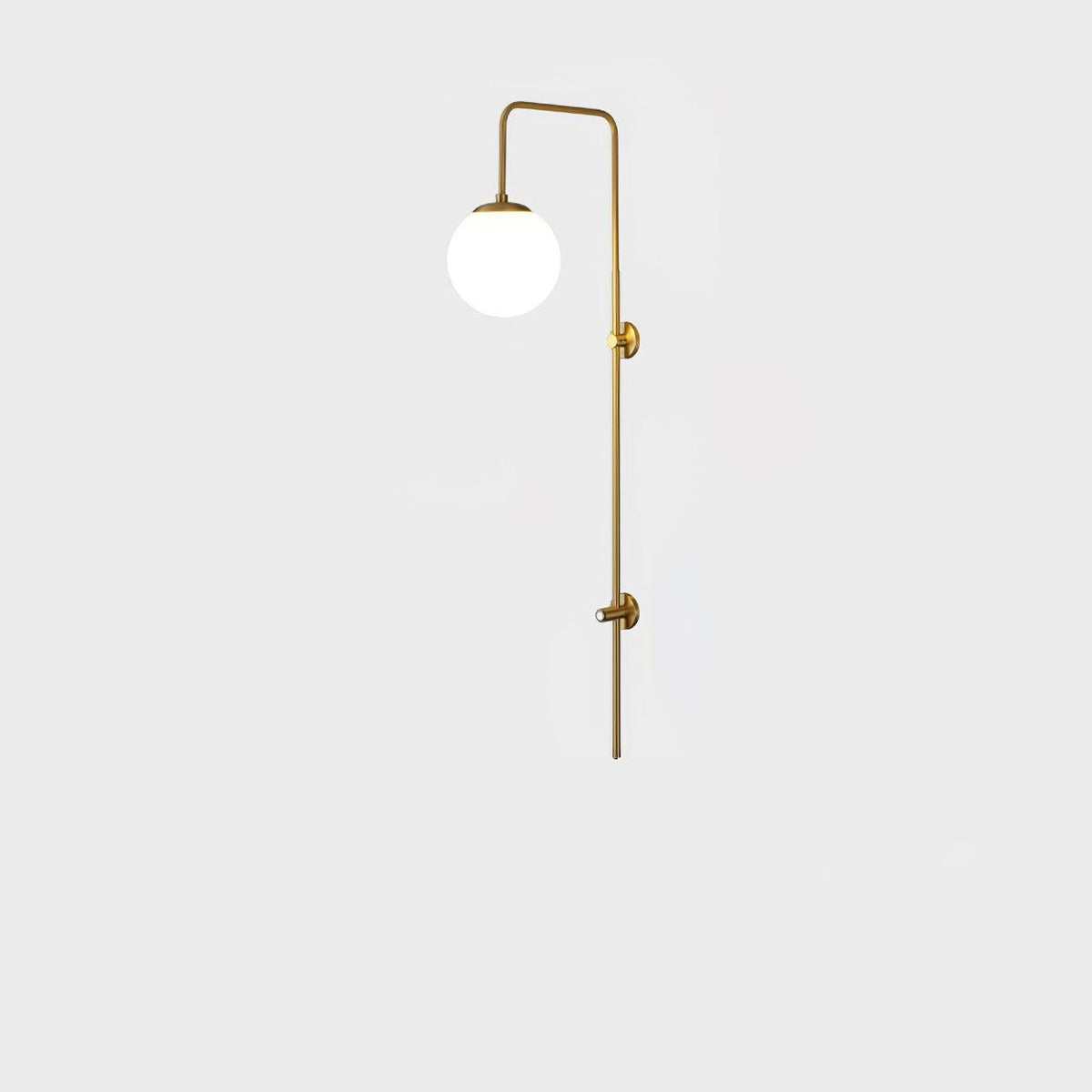 Nyvaris moderne minimalistische wandlamp met bolvormig glazen kap in messing