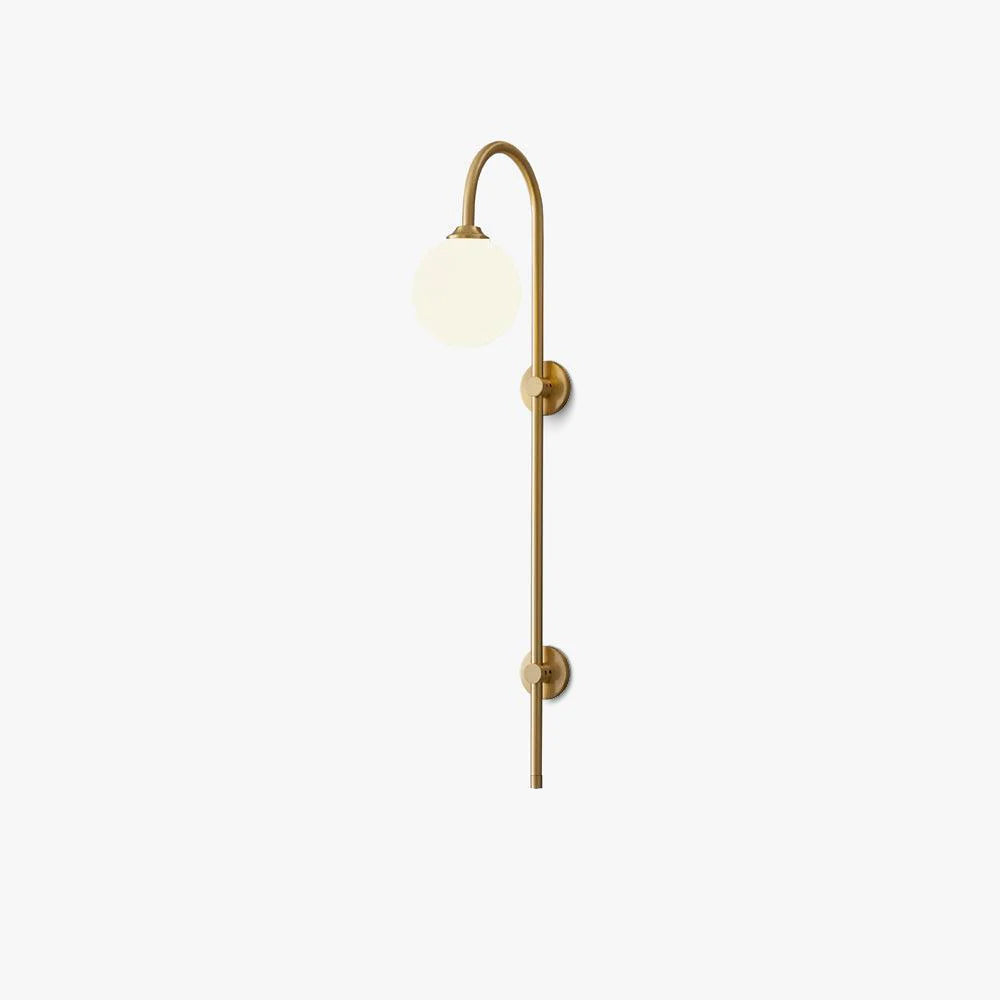 Nyvaris moderne minimalistische wandlamp met bolvormig glazen kap in messing