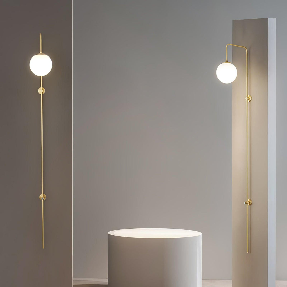 Nyvaris moderne minimalistische wandlamp met bolvormig glazen kap in messing