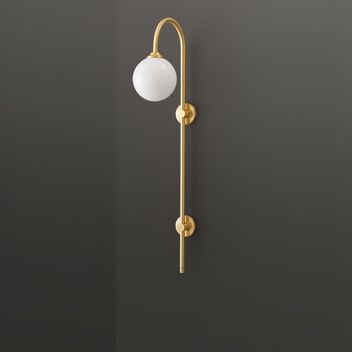 Nyvaris moderne minimalistische wandlamp met bolvormig glazen kap in messing