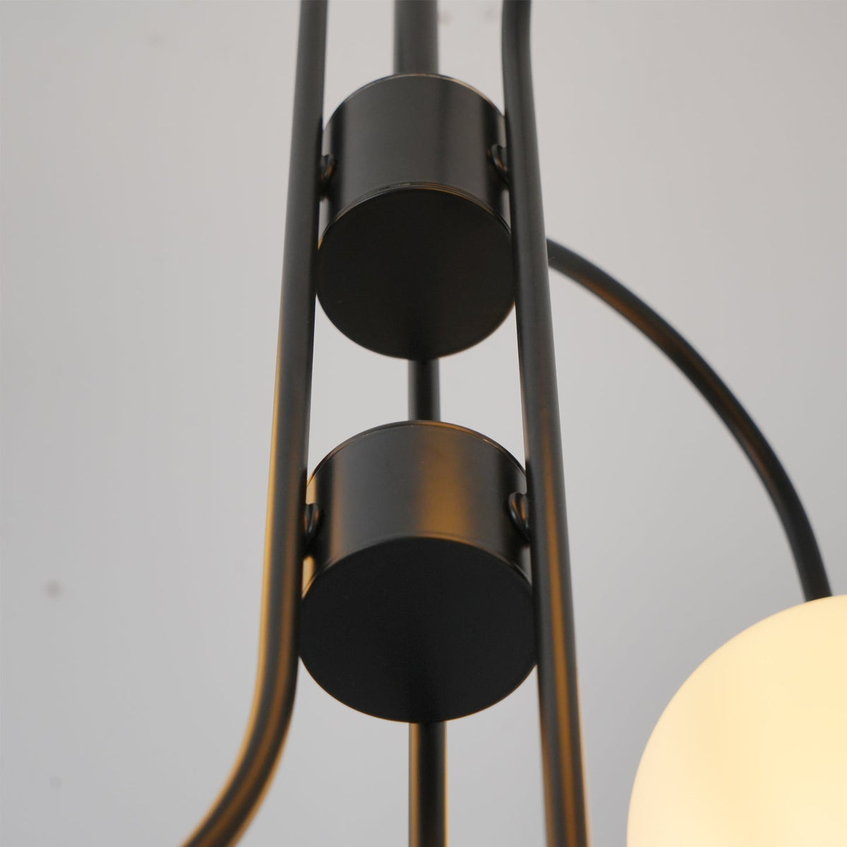 Auruaria kroonluchter met gebogen messing armen en glazen bollen