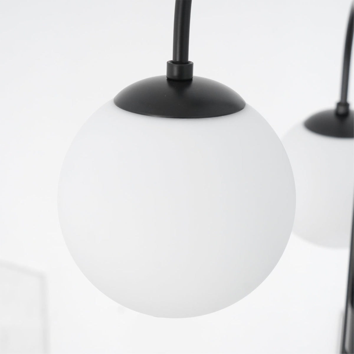 Auruaria kroonluchter met gebogen messing armen en glazen bollen