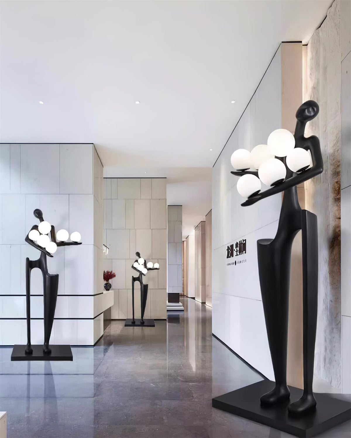 Viraeette kunststof vloerlamp in artistiek ontwerp