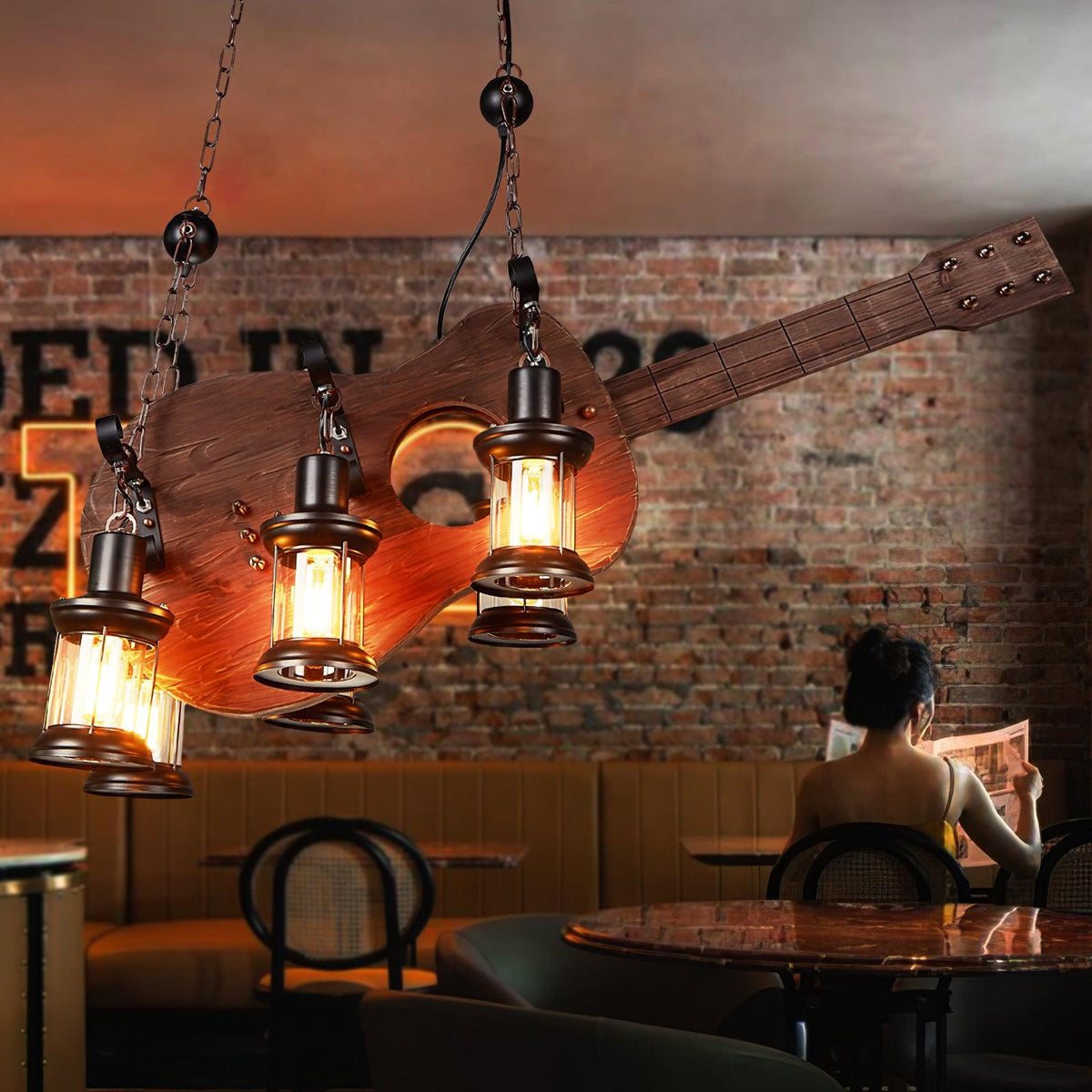Elvisette hanglamp gitaarvorm rustiek walnoot hout vintage