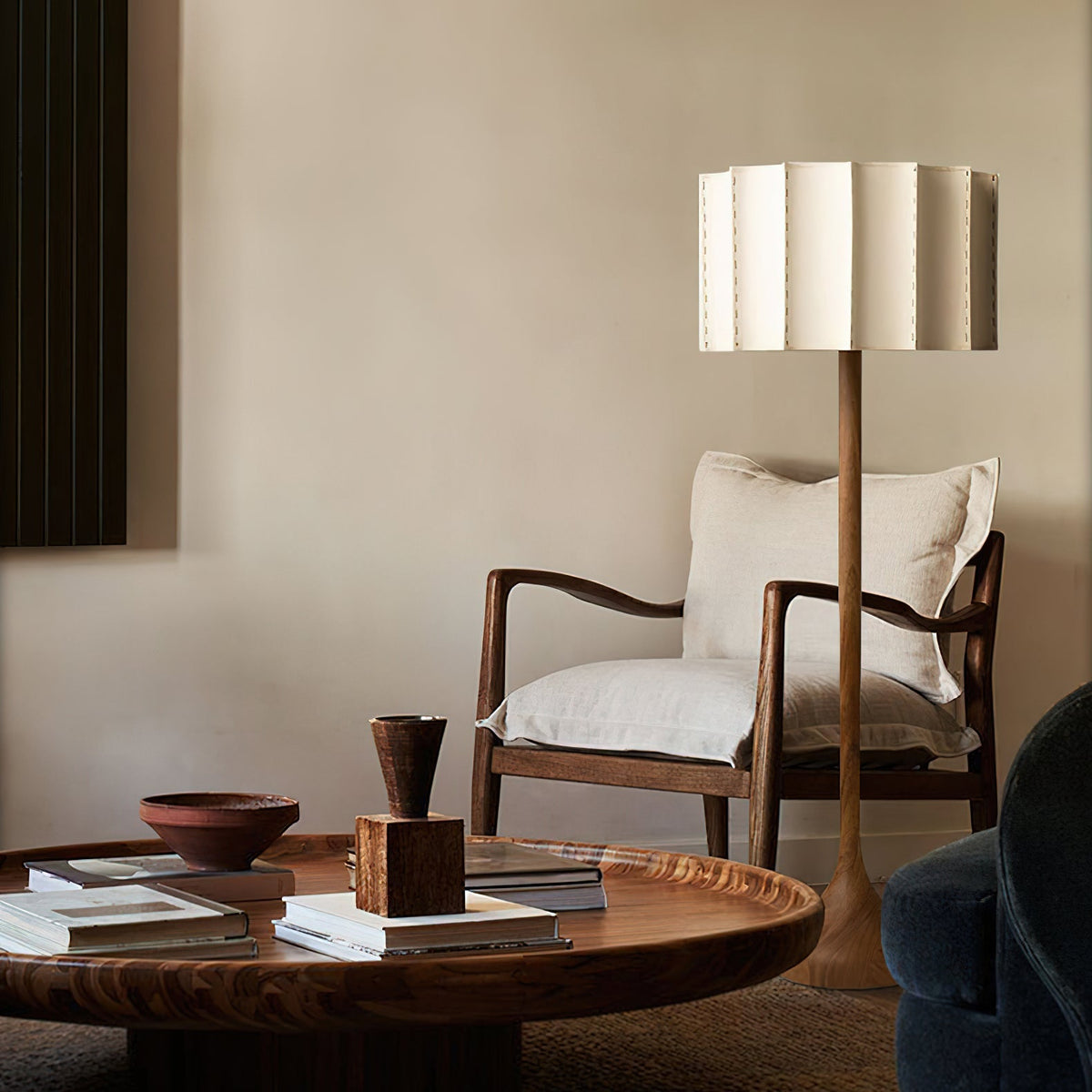Bexi Minimalistische vloerlamp van walnoothout en beige stof