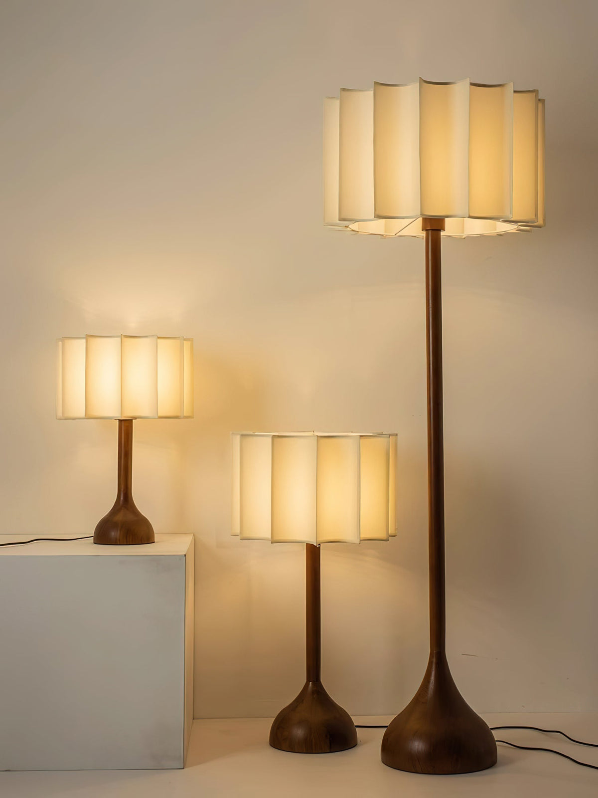 Bexi Minimalistische vloerlamp van walnoothout en beige stof