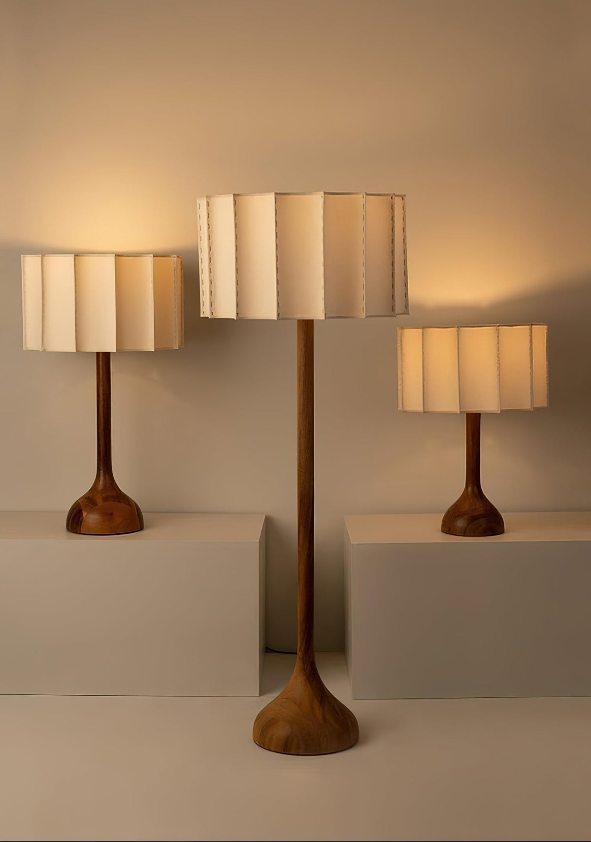 Bexi Minimalistische vloerlamp van walnoothout en beige stof