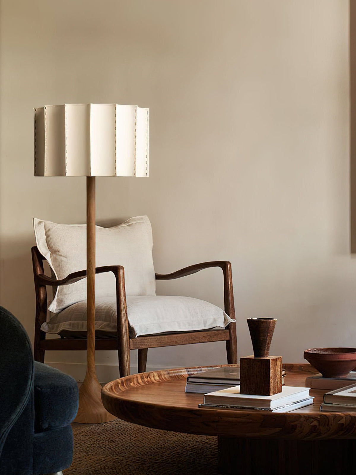 Bexi Minimalistische vloerlamp van walnoothout en beige stof