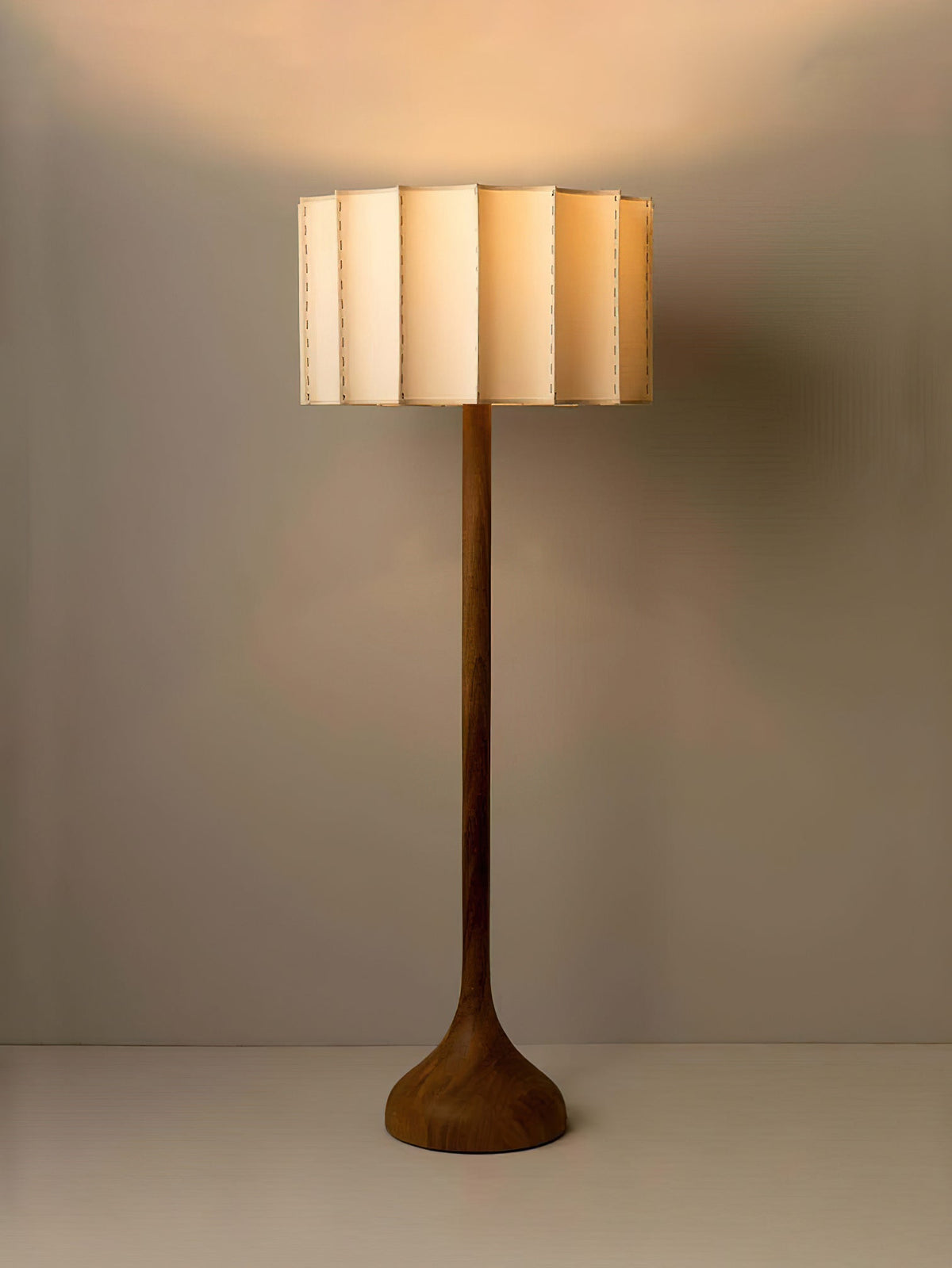 Bexi Minimalistische vloerlamp van walnoothout en beige stof