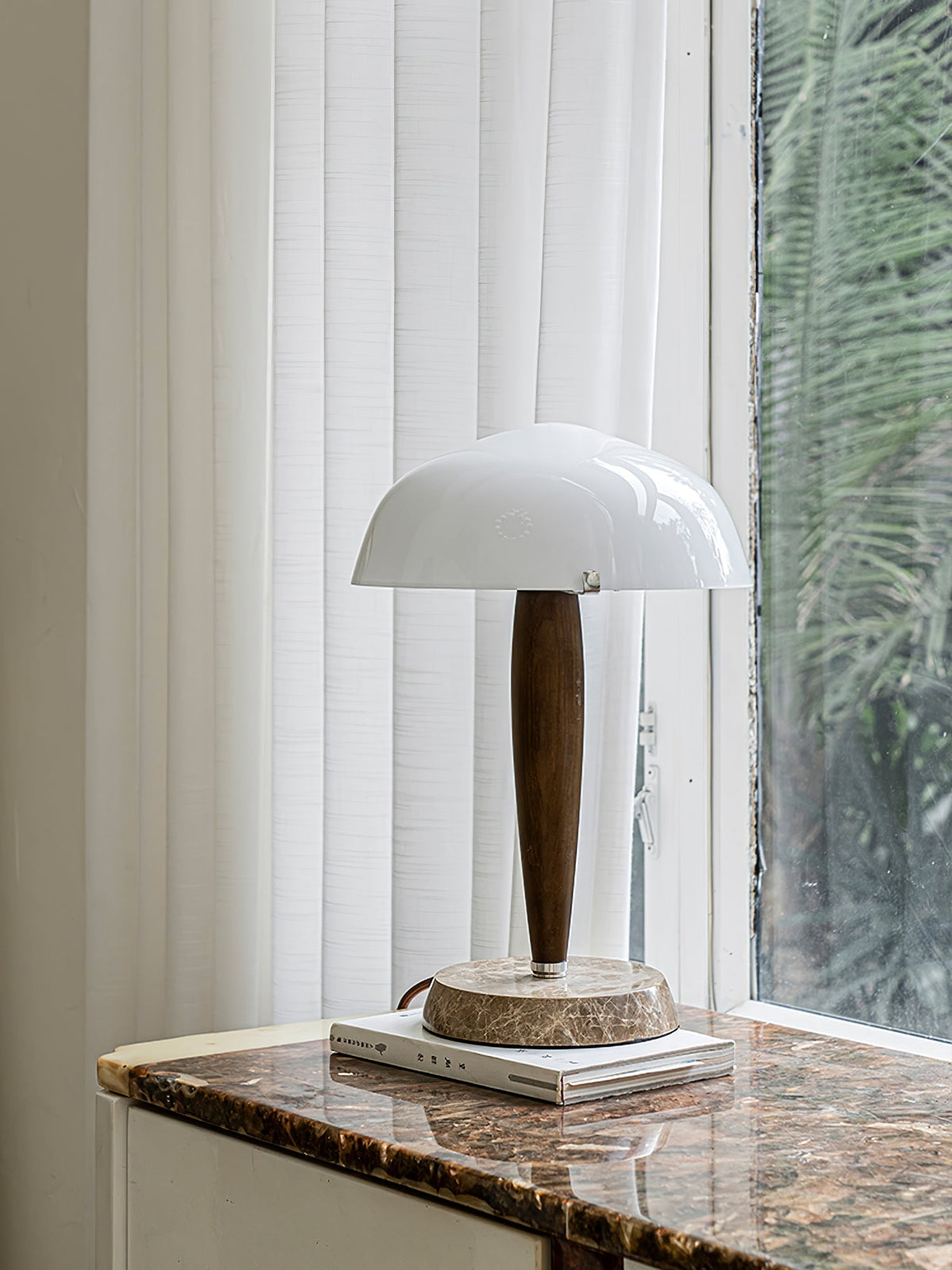 Emerson tafellamp van donker walnoot