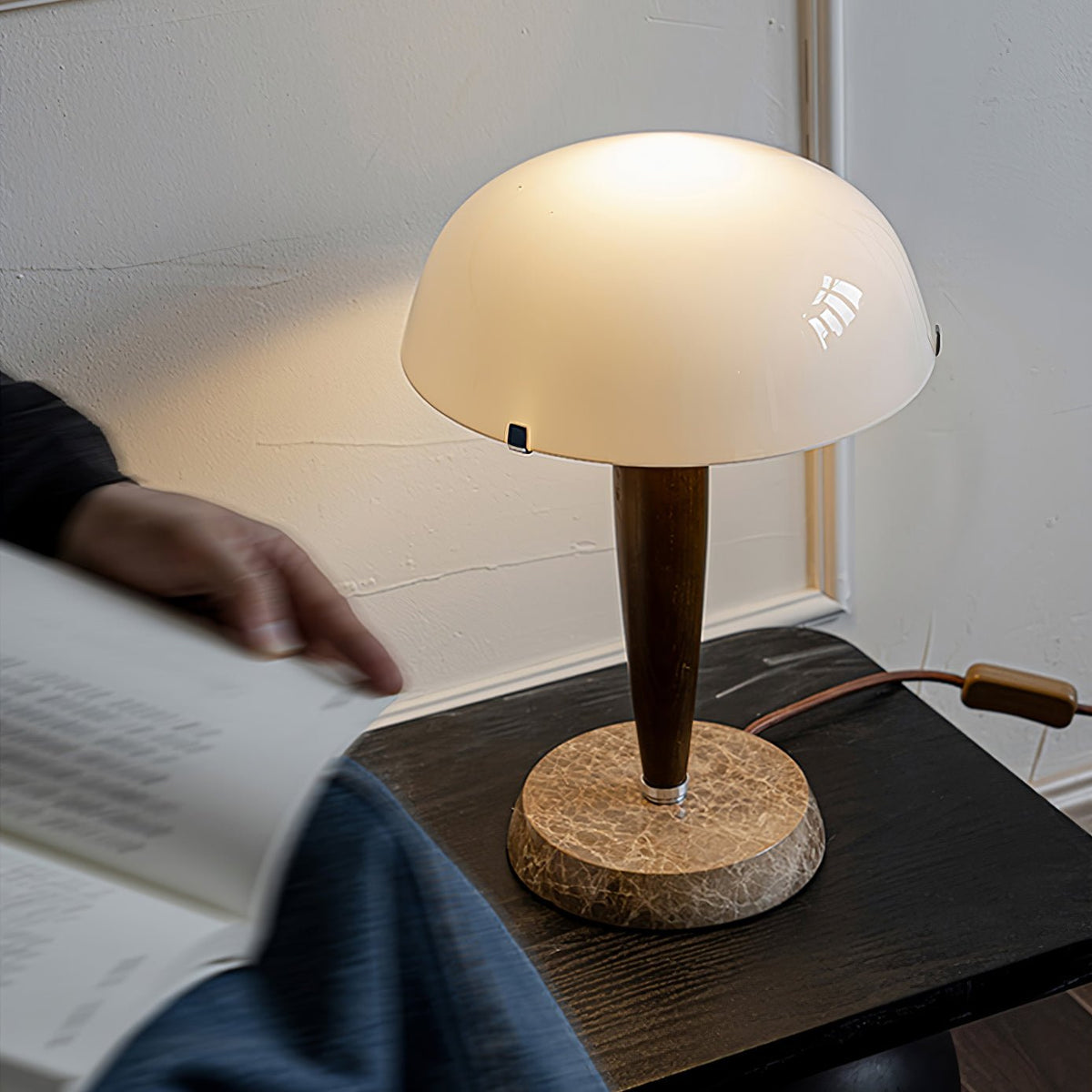 Emerson tafellamp van donker walnoot