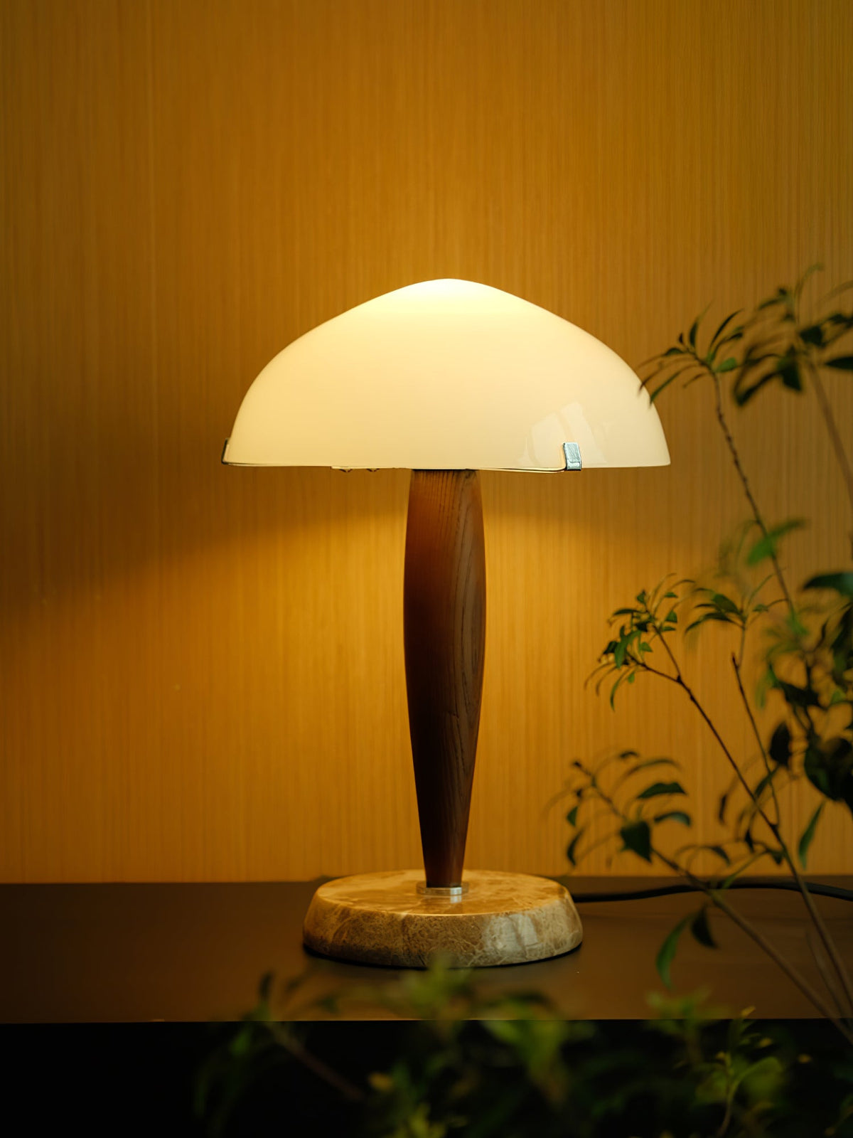 Emerson tafellamp van donker walnoot