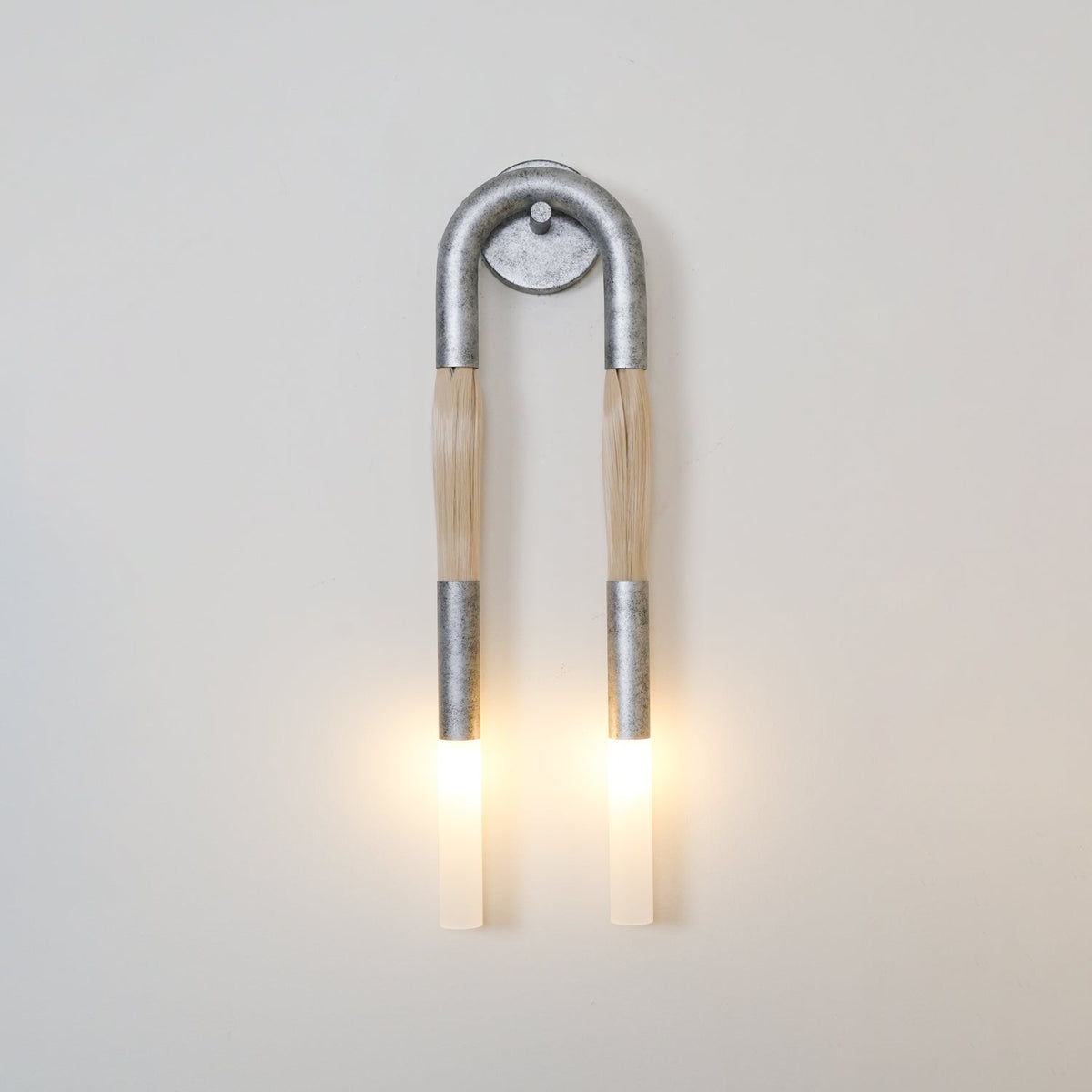 Aurelielle wandlamp met paardenhaar en messing afwerking