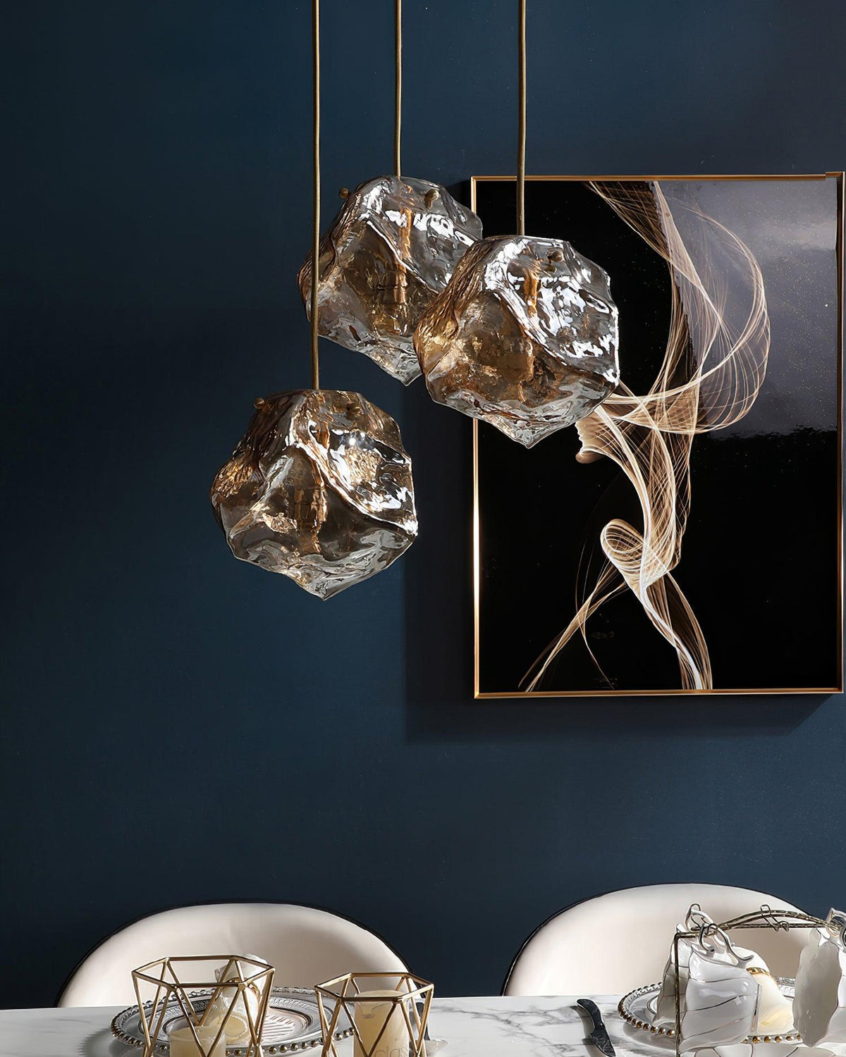 Kixu Luxe hanglamp van messing met amberkleurige kap
