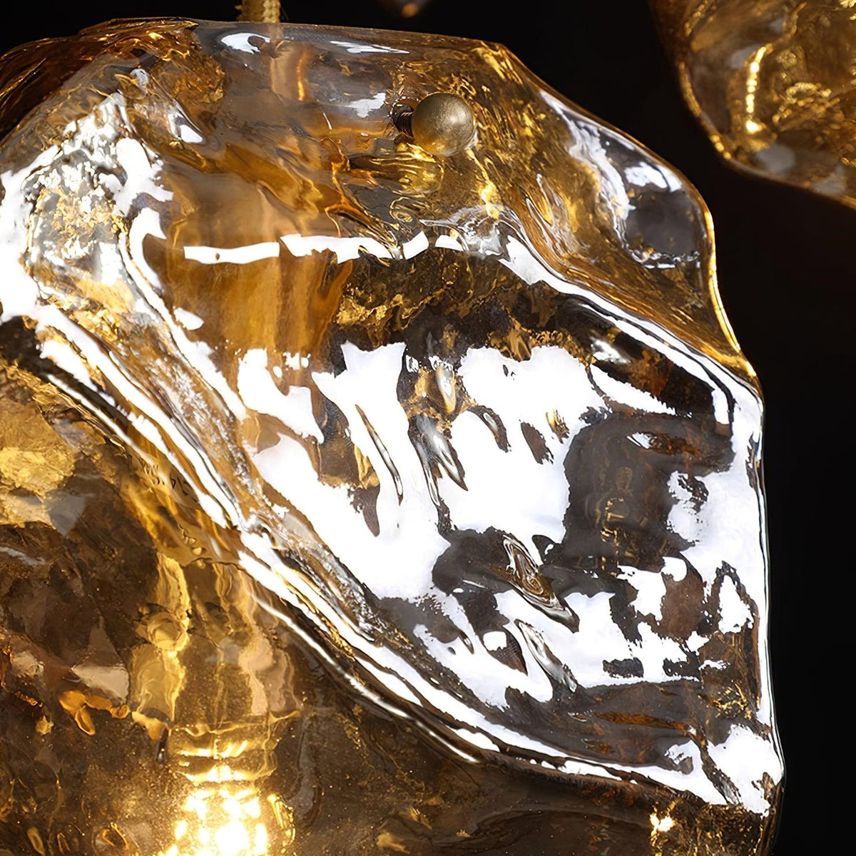 Kixu Luxe hanglamp van messing met amberkleurige kap