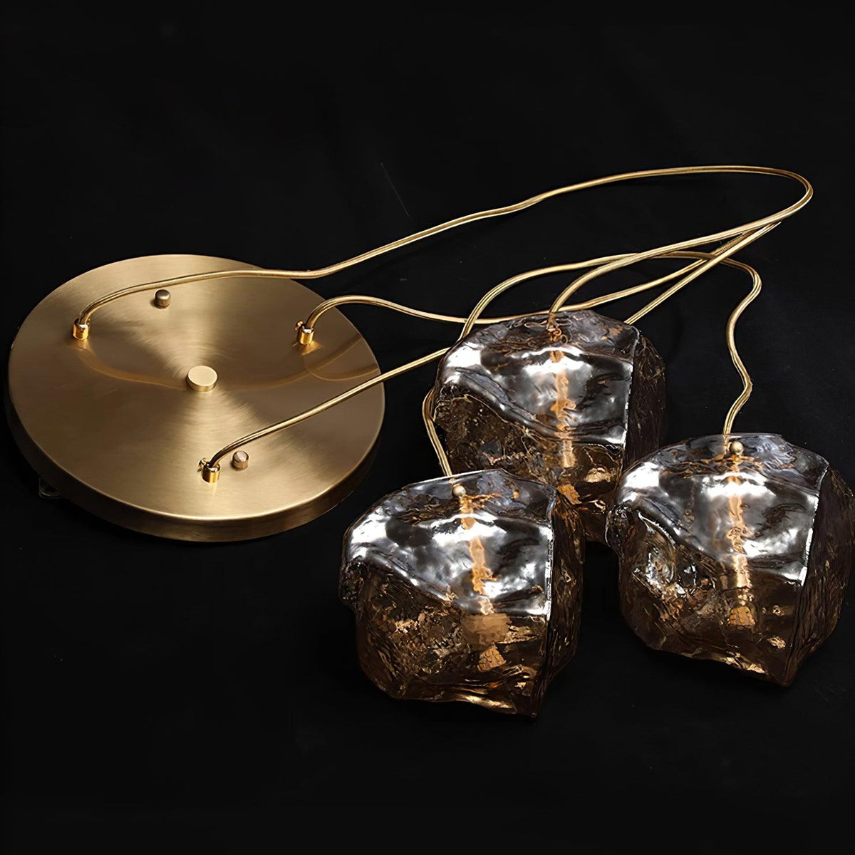 Kixu Luxe hanglamp van messing met amberkleurige kap
