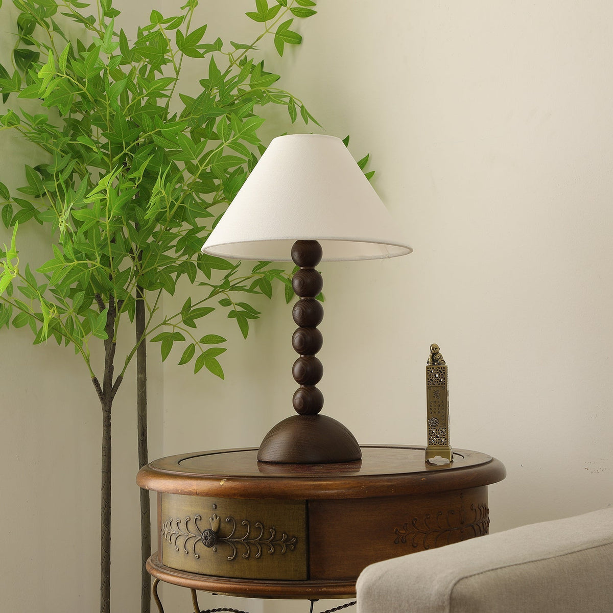 Lennox tafellamp van Hout en Stoffen in Walnootkleur