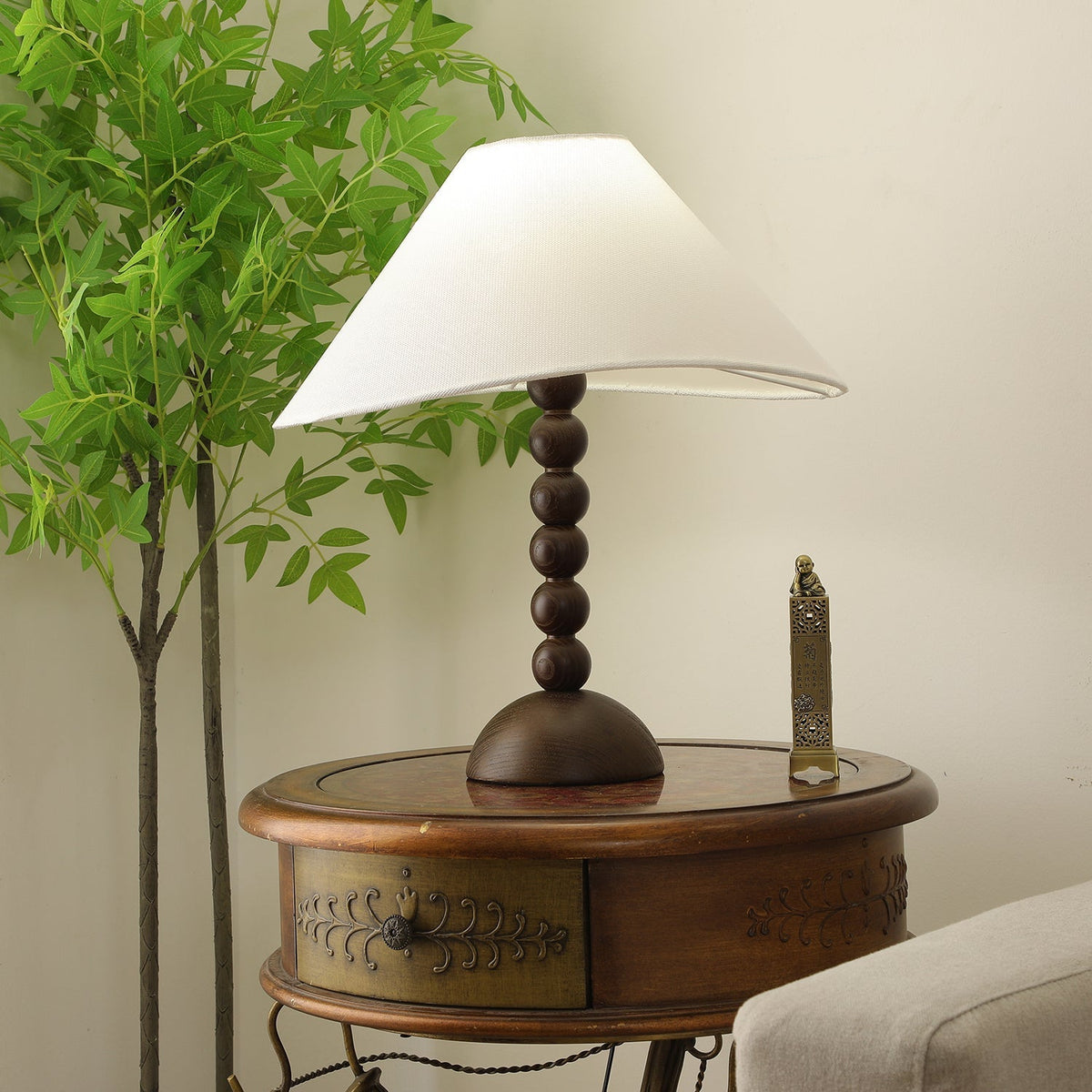 Lennox tafellamp van Hout en Stoffen in Walnootkleur