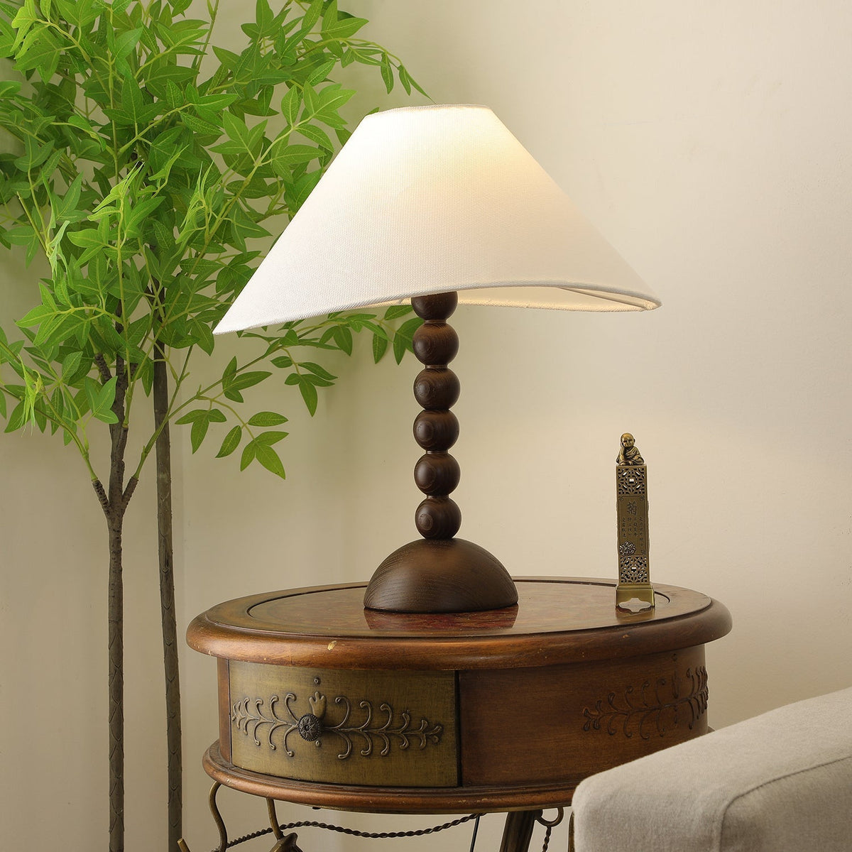 Lennox tafellamp van Hout en Stoffen in Walnootkleur