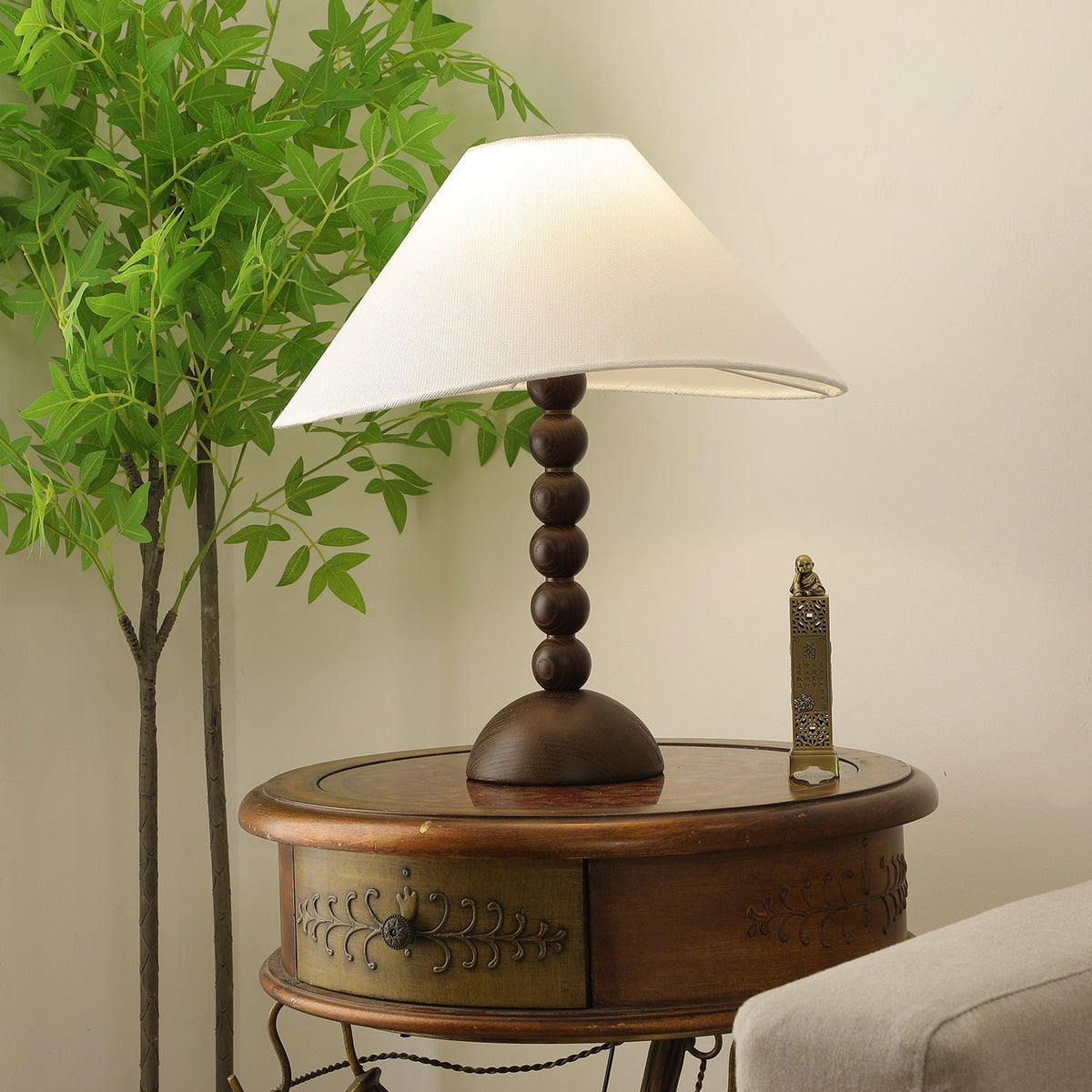 Lennox tafellamp van Hout en Stoffen in Walnootkleur