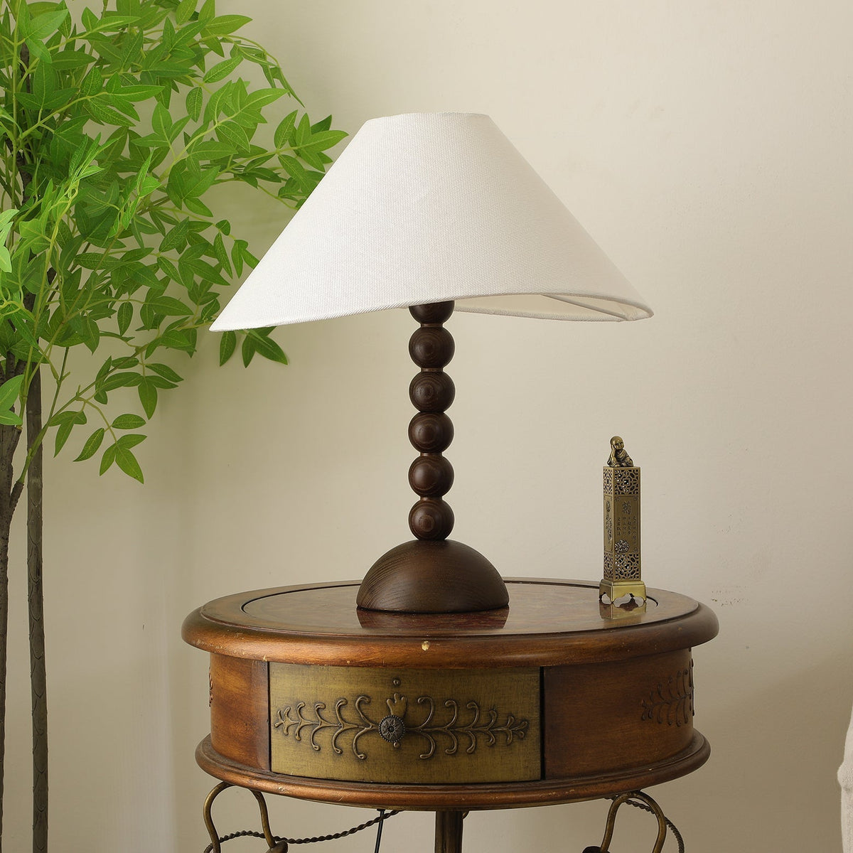 Lennox tafellamp van Hout en Stoffen in Walnootkleur