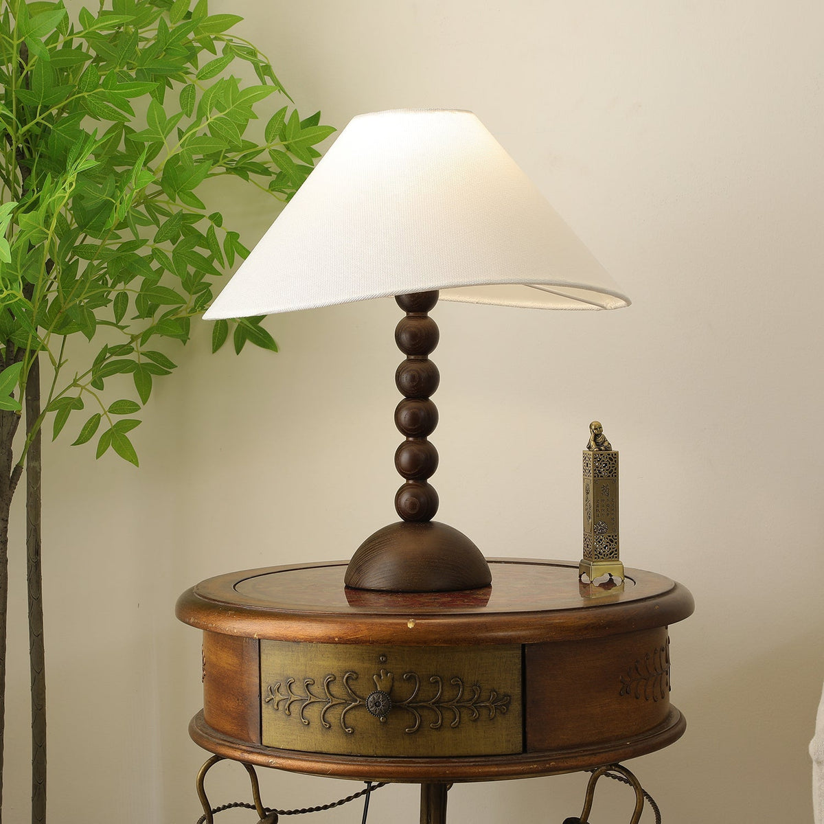 Lennox tafellamp van Hout en Stoffen in Walnootkleur