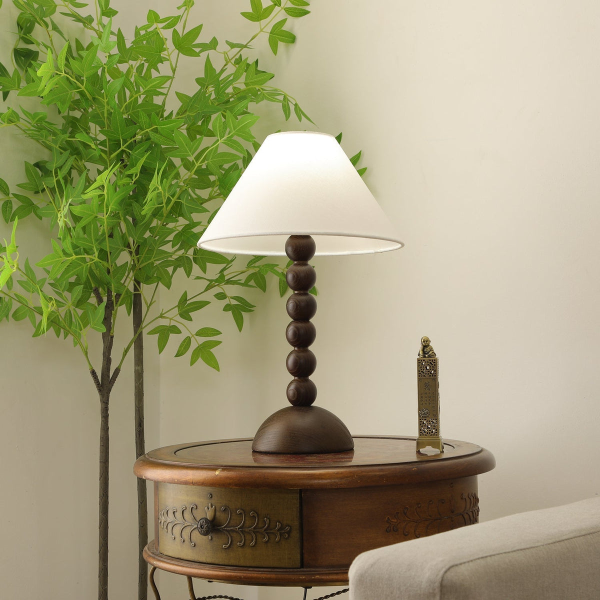Lennox tafellamp van Hout en Stoffen in Walnootkleur
