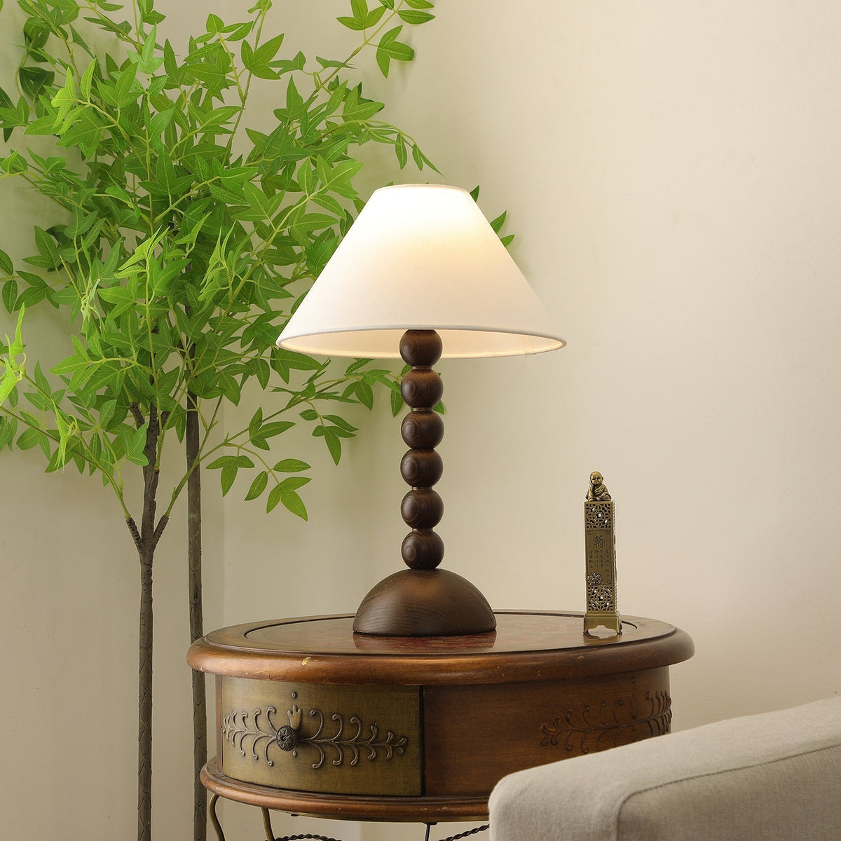 Lennox tafellamp van Hout en Stoffen in Walnootkleur