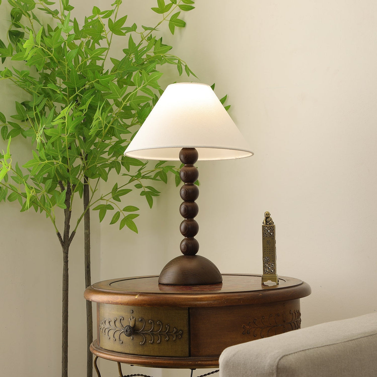 Lennox tafellamp van Hout en Stoffen in Walnootkleur