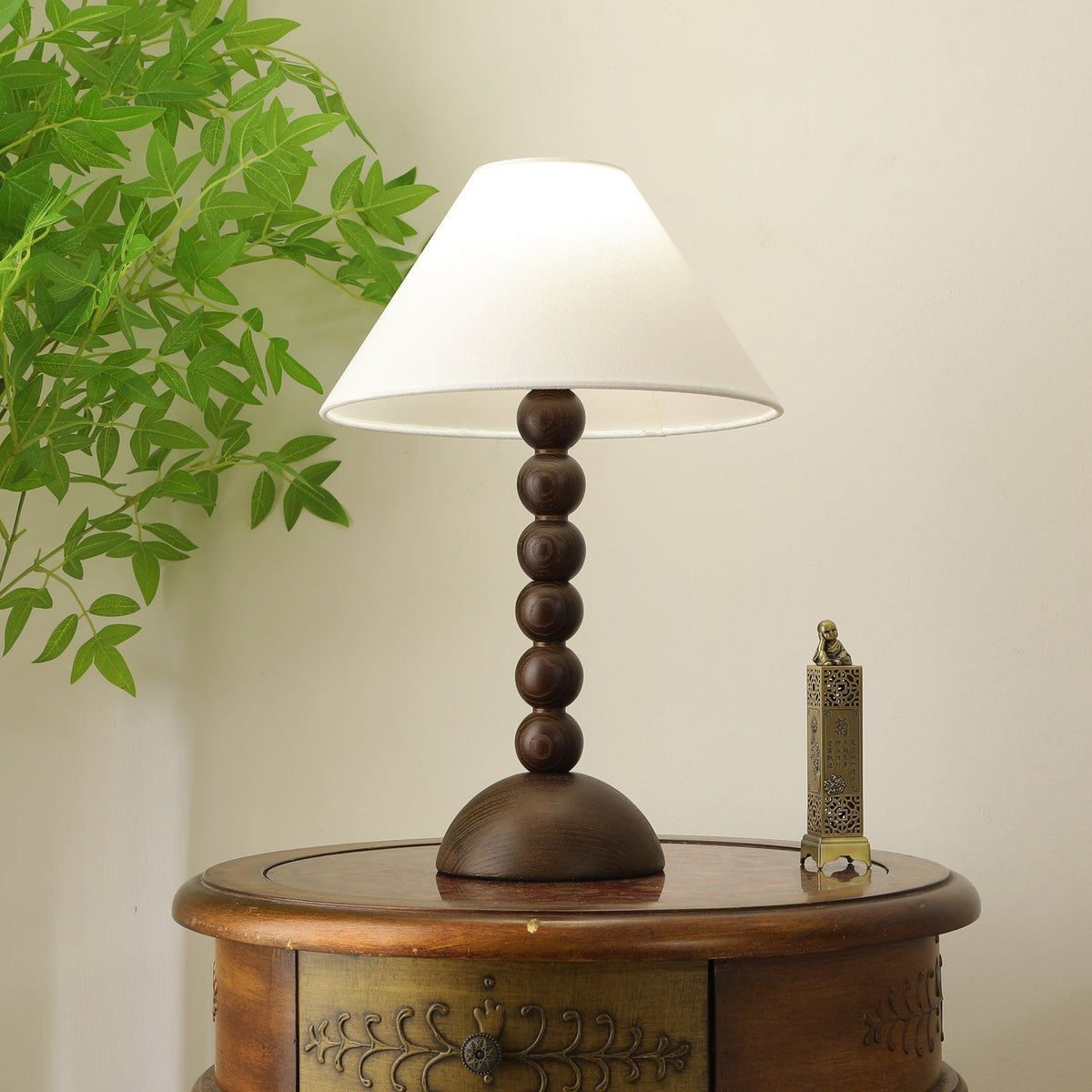 Lennox tafellamp van Hout en Stoffen in Walnootkleur