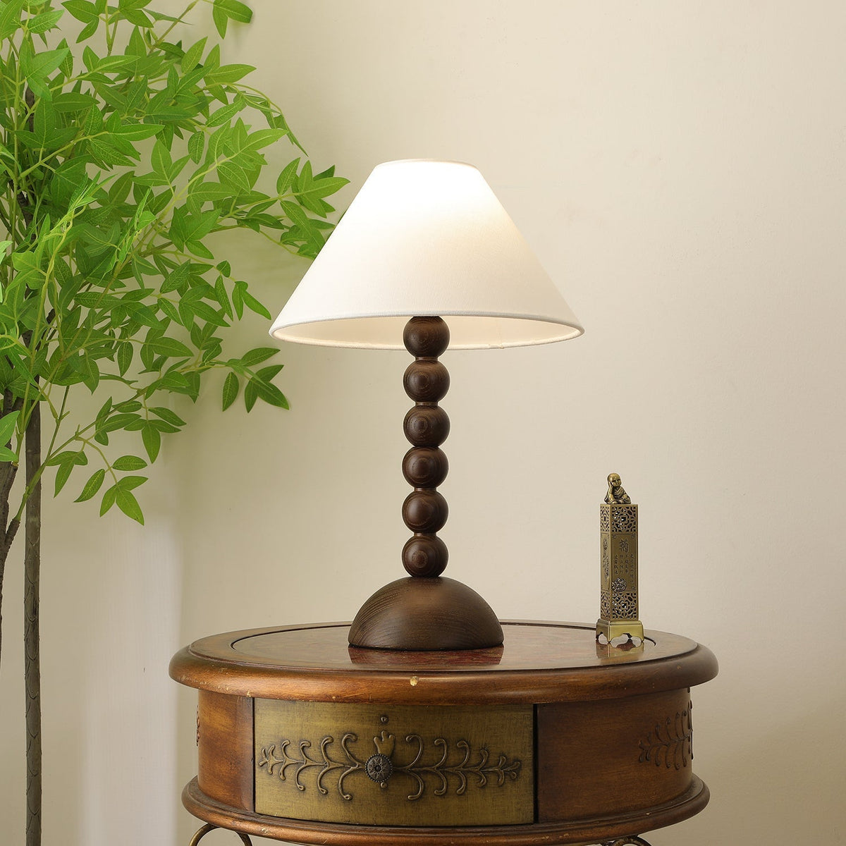 Lennox tafellamp van Hout en Stoffen in Walnootkleur