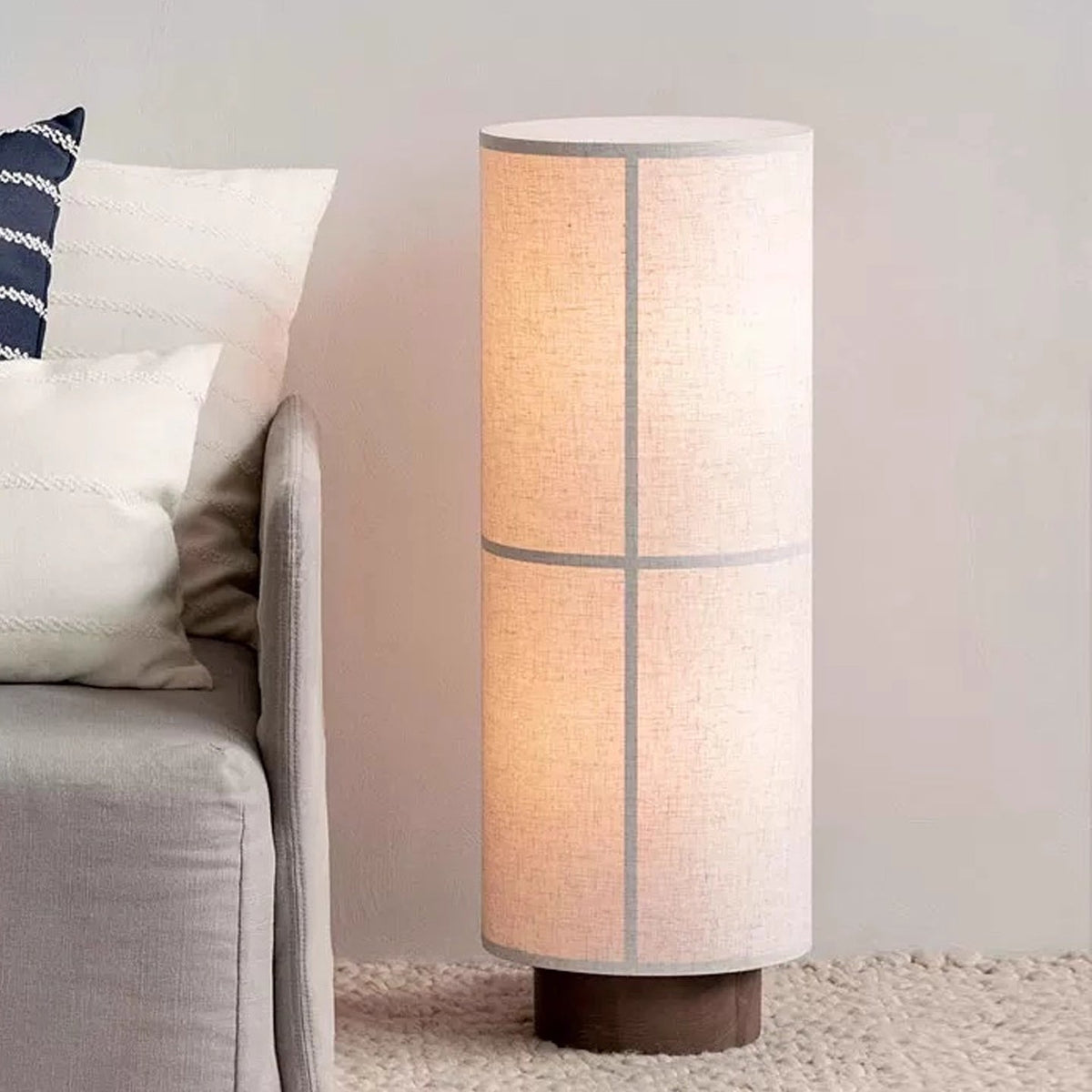 Lior Minimalistische tafellamp van stof en walnoothout