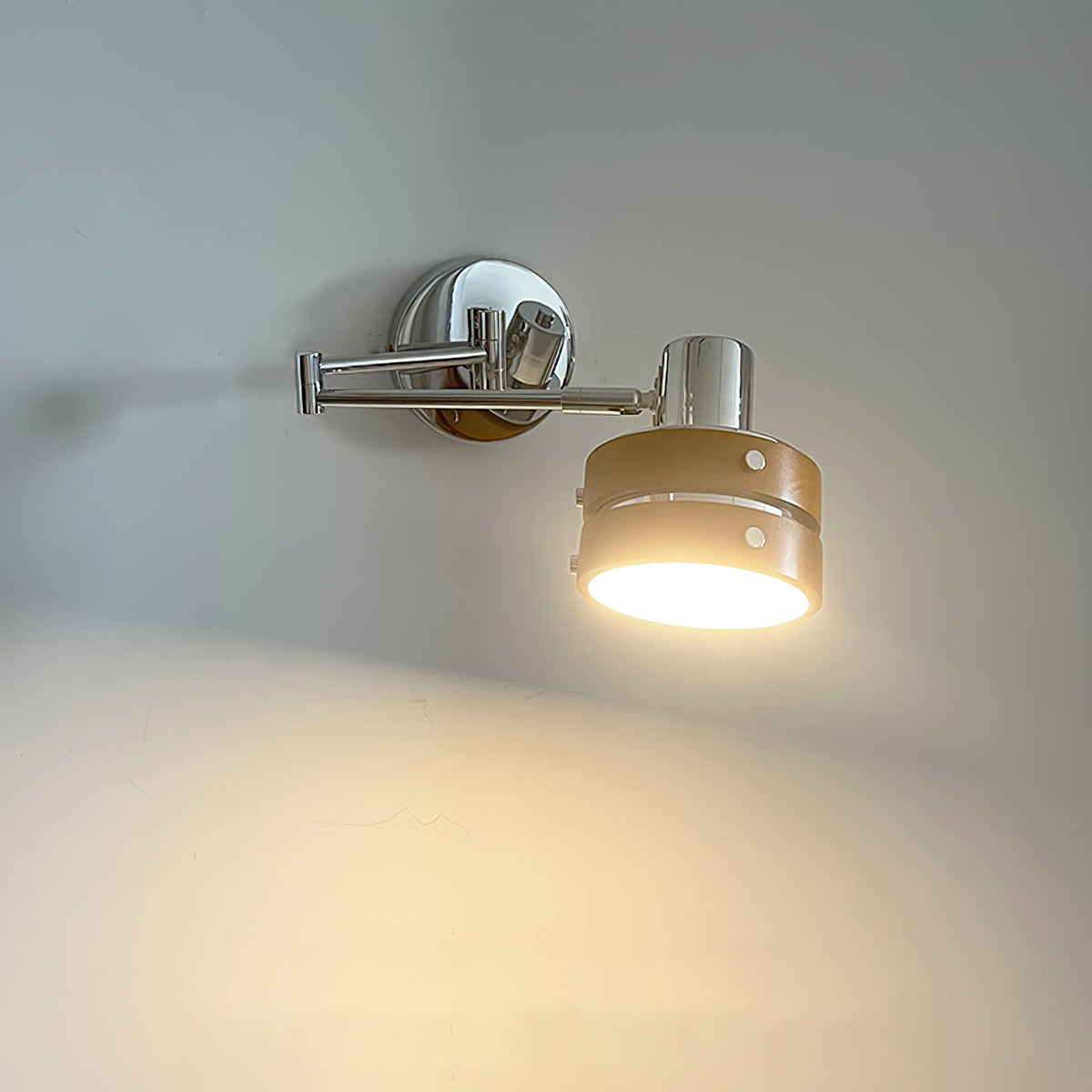 Karry wandlamp van hout met verstelbare arm, mid-century stijl