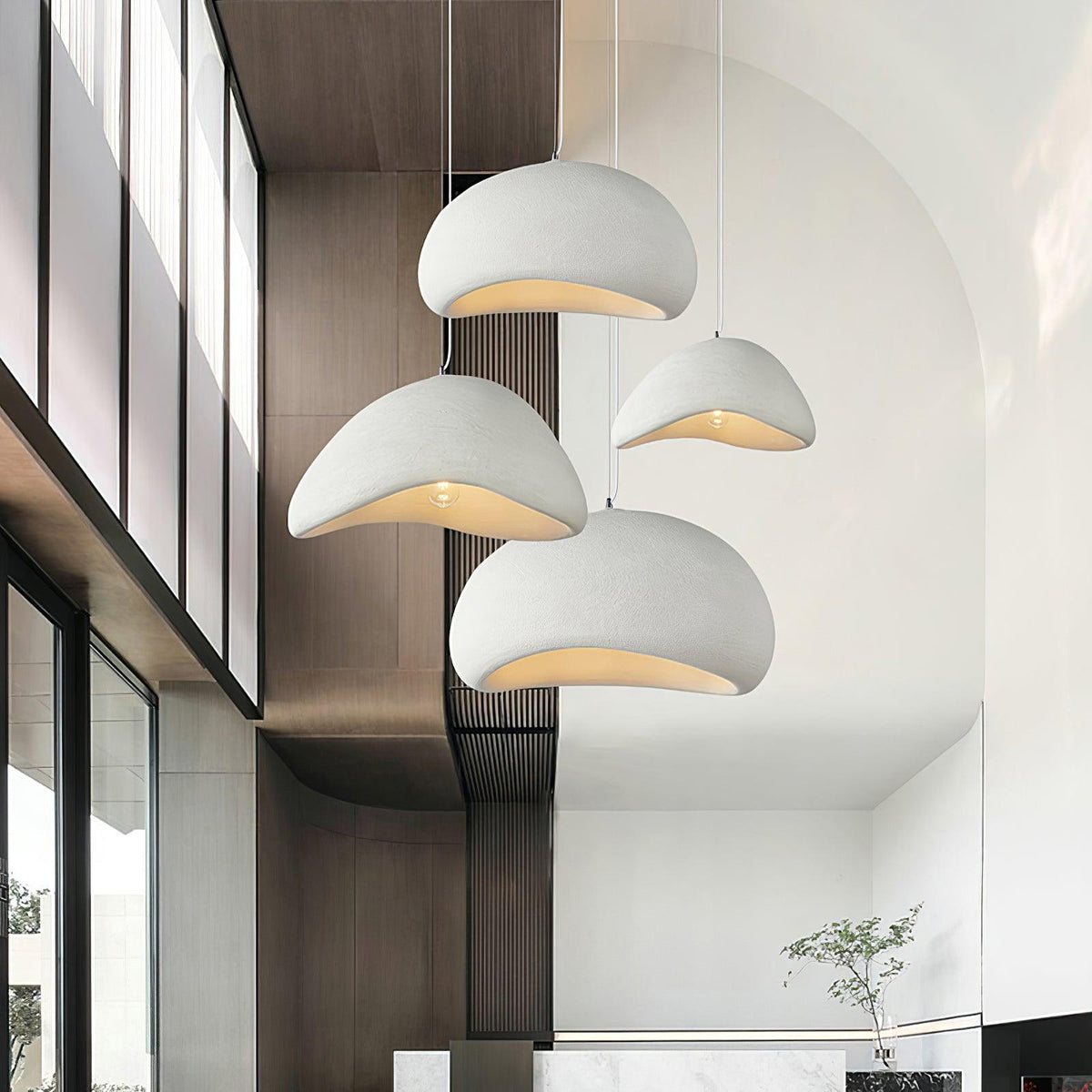 Moderne hanglamp met organische gebogen kap, zachte textuur en artistiek ontwerp
