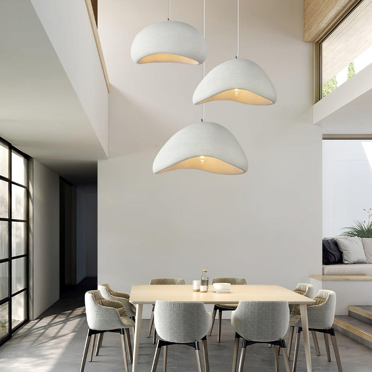 Moderne hanglamp met organische gebogen kap, zachte textuur en artistiek ontwerp